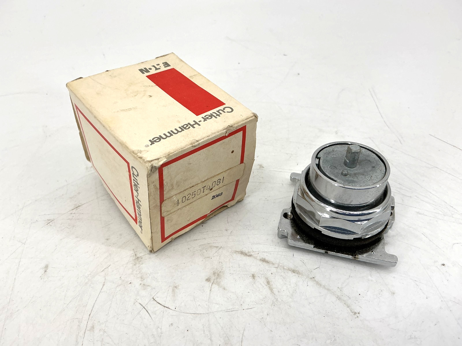 New Eaton Cutler-Hammer 10250T4081 Selector Switch 2-Position Momentary