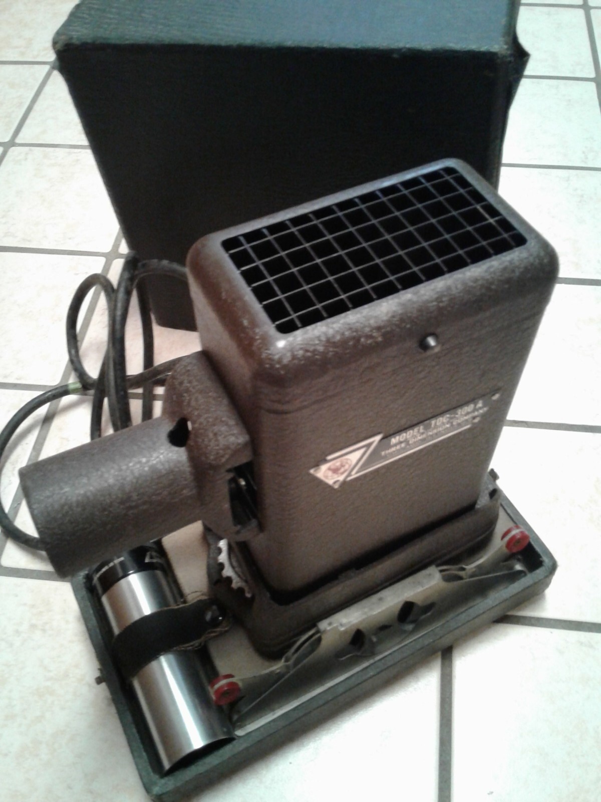Vintage Three Dimension TDC-300 Slide Projector in Case