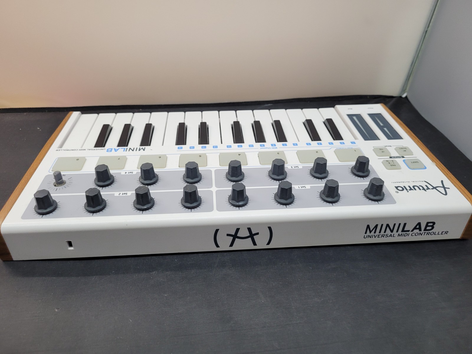 Arturia MiniLab MIDI 25-note Mini Keyboard Controller White and Wood Grain