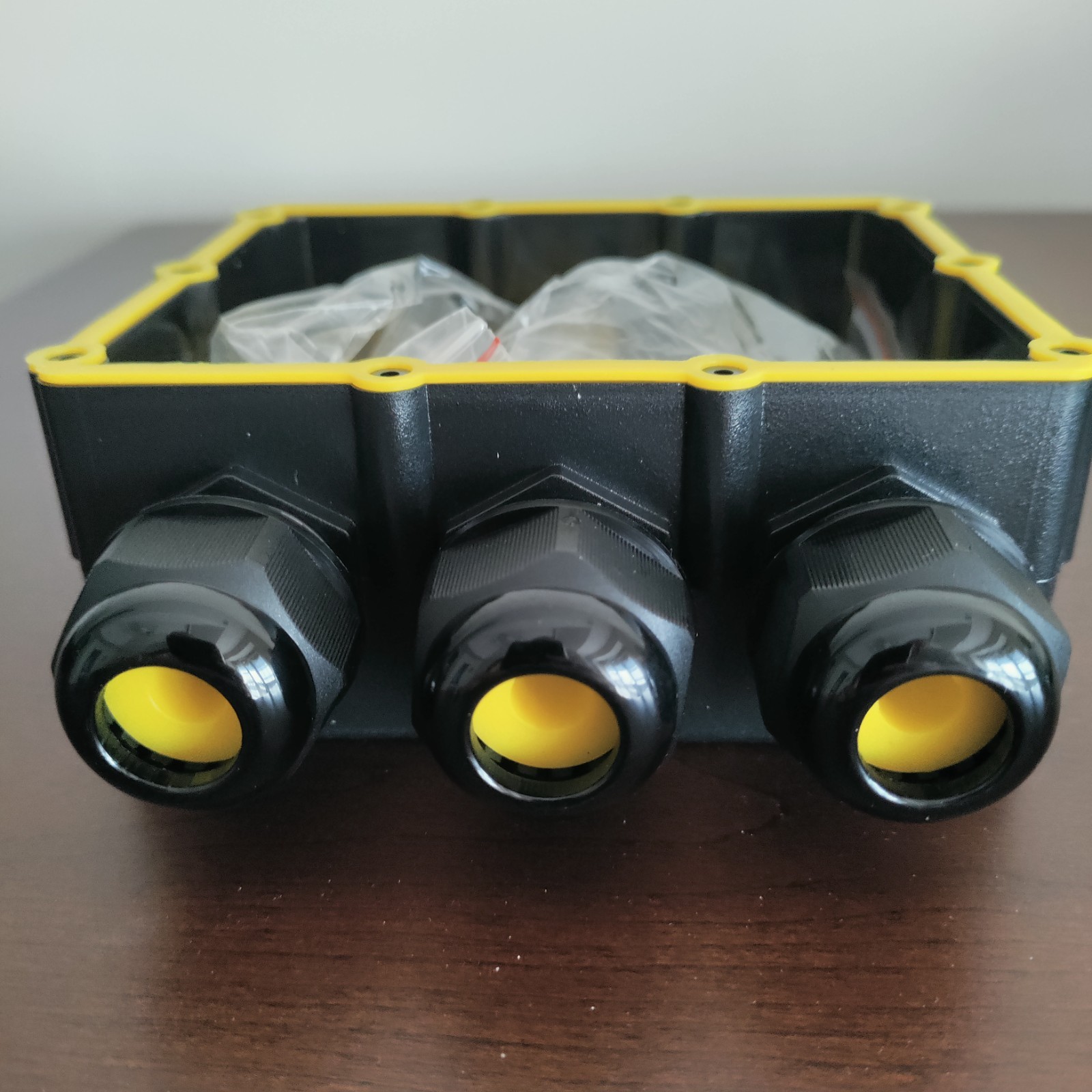 NEW M686 IP68 Waterproof Junction Box, 4-Way Outdoor Cable Connectors