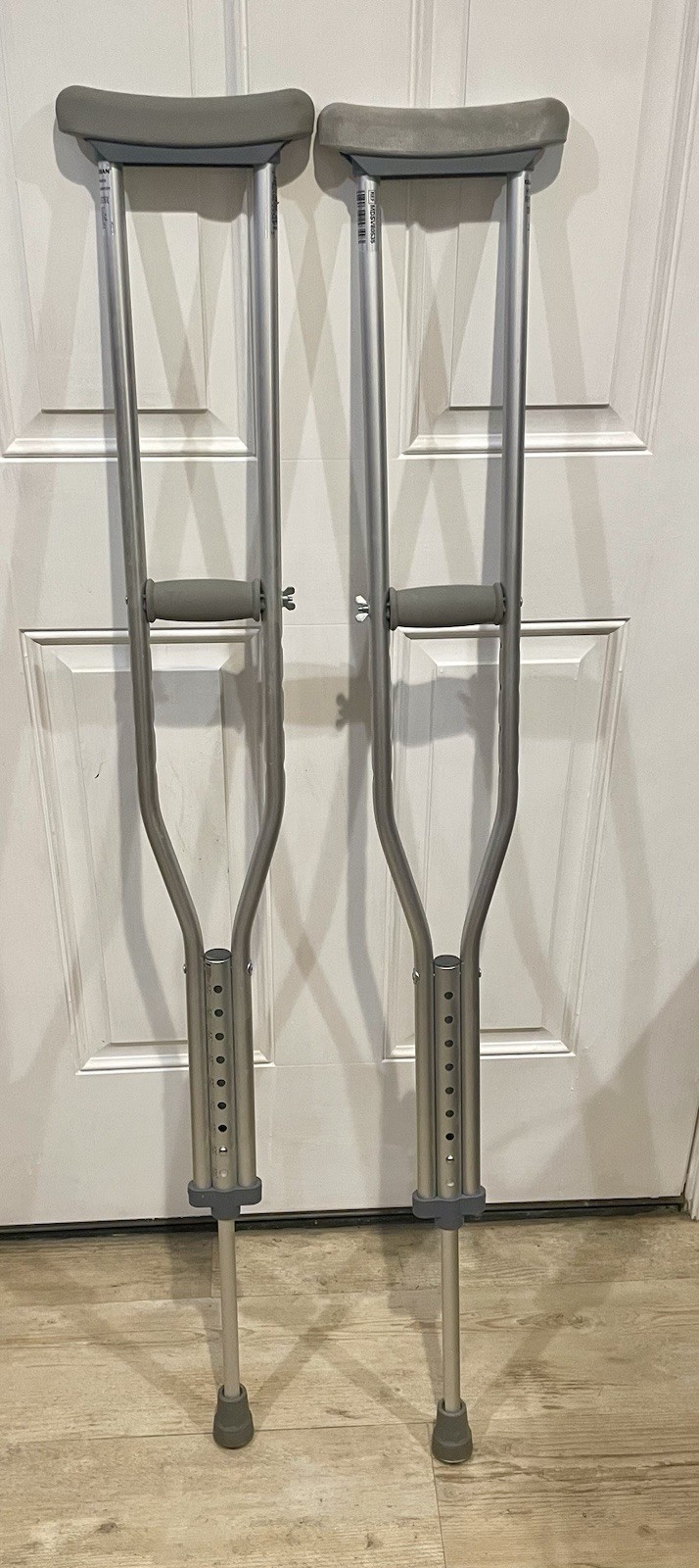 Guardian Adjustable Aluminum Crutches Adult MDSV80535 Height 5’2”-5’10” 300 lbs