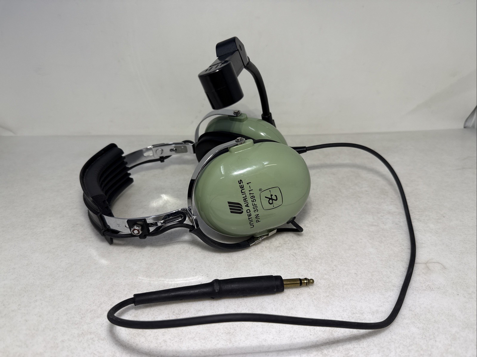 United Airlines Aviation David & Clark Headphones & Microphone 3SF5971-1