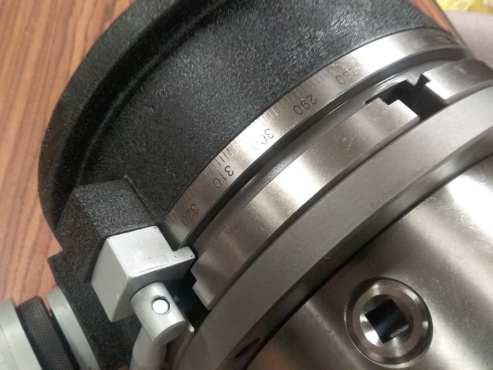 10" HORIZONTAL & VERTICAL ROTARY TABLE w. 8" 3 jaw chuck & centering adapter
