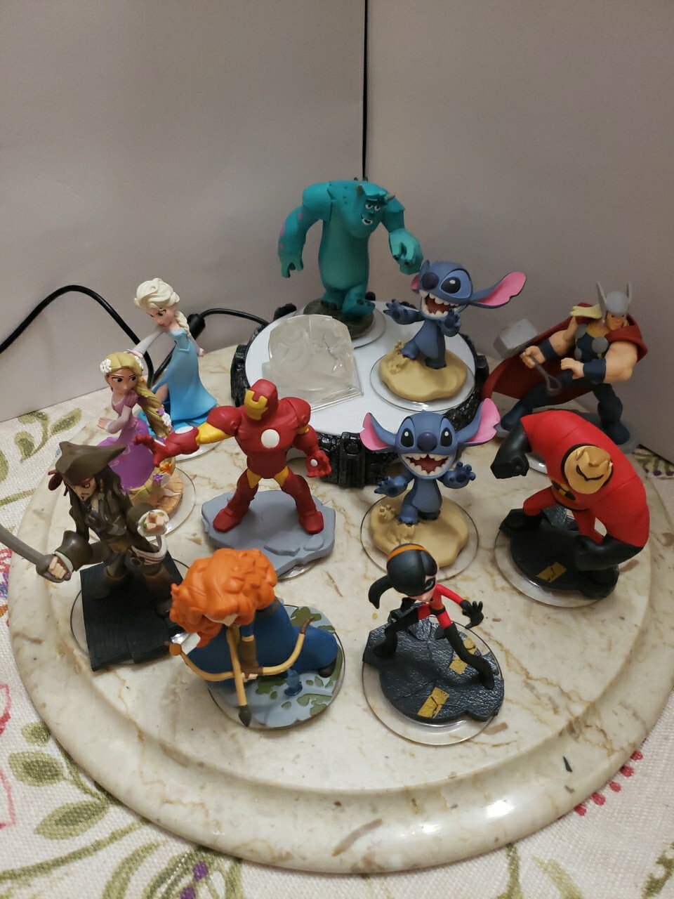 Disney Infinity lot Of 12 Figures And One Portal.