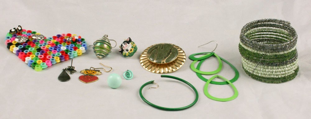 Vintage Lot Of 17 Pieces 16 Earrings 1 Holder Bracelet Repair Reuse Retro Used
