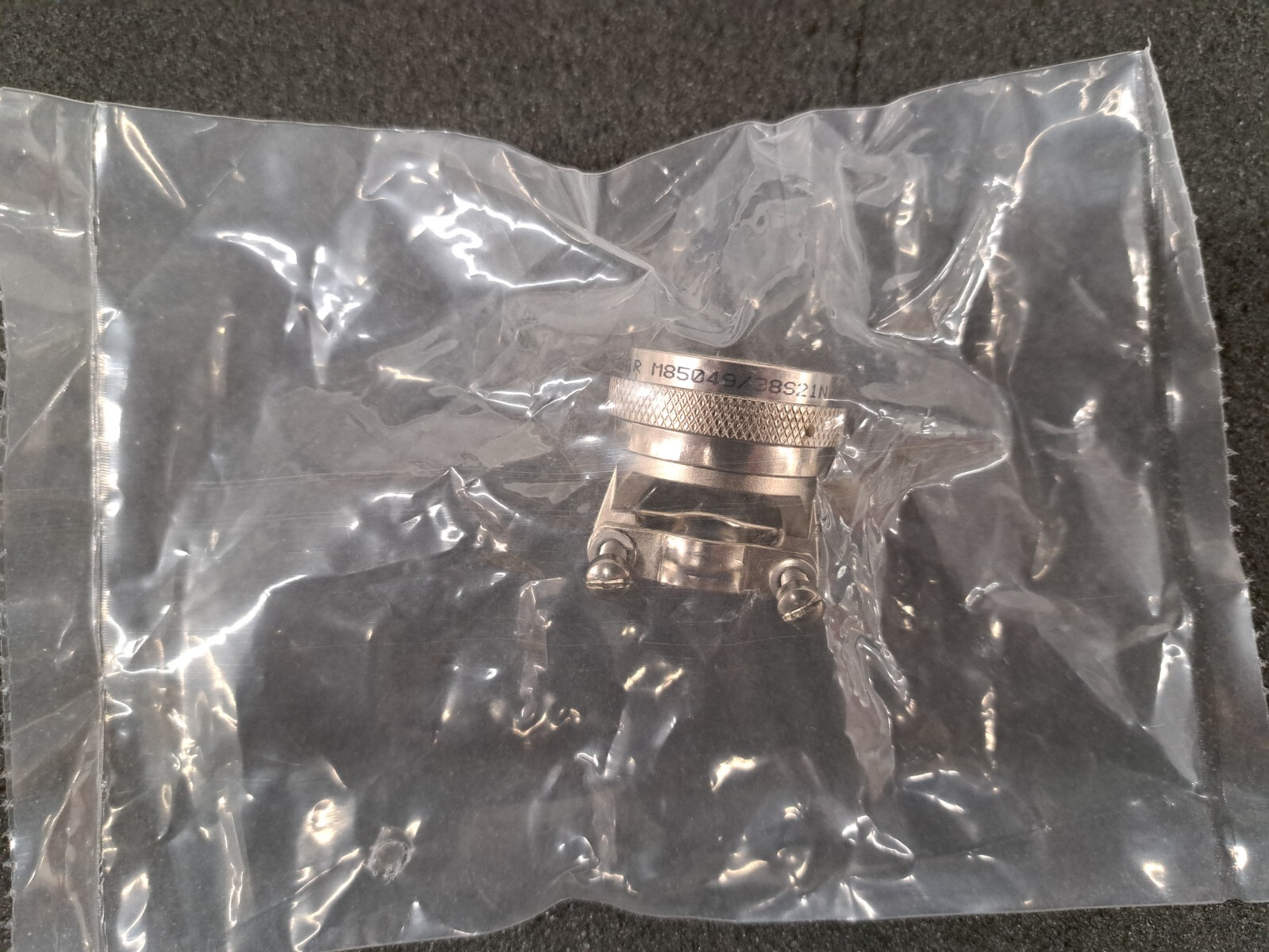 New, Glenair, M85049/38S21N, CONN CABLE CLAMP SZ21 G SILVER