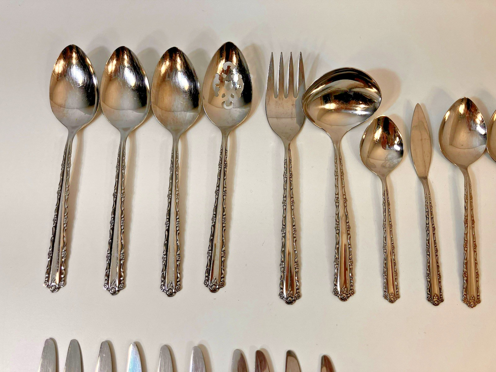 Lot Oneida Cherie Stainless Flatware