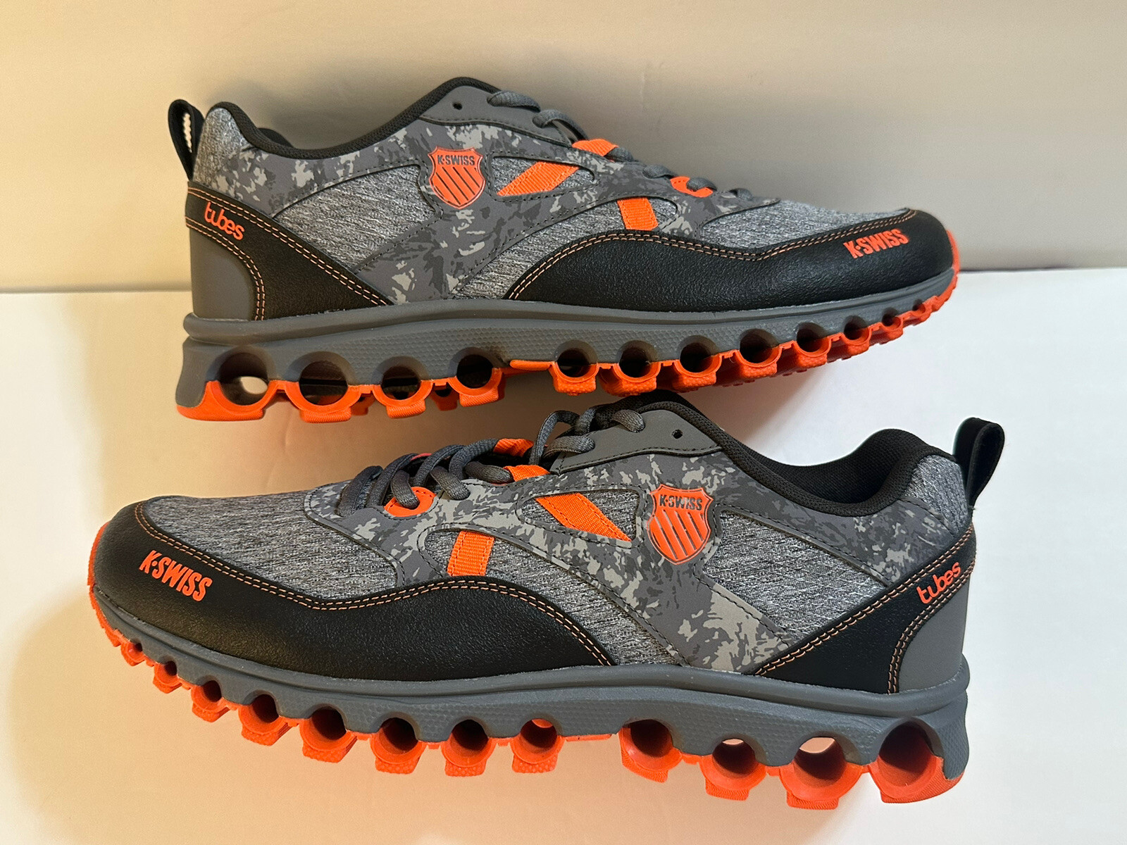 NEW KSwiss Mens Tubes Trail Comfort 200 Gray Orange Running Shoes Size 9