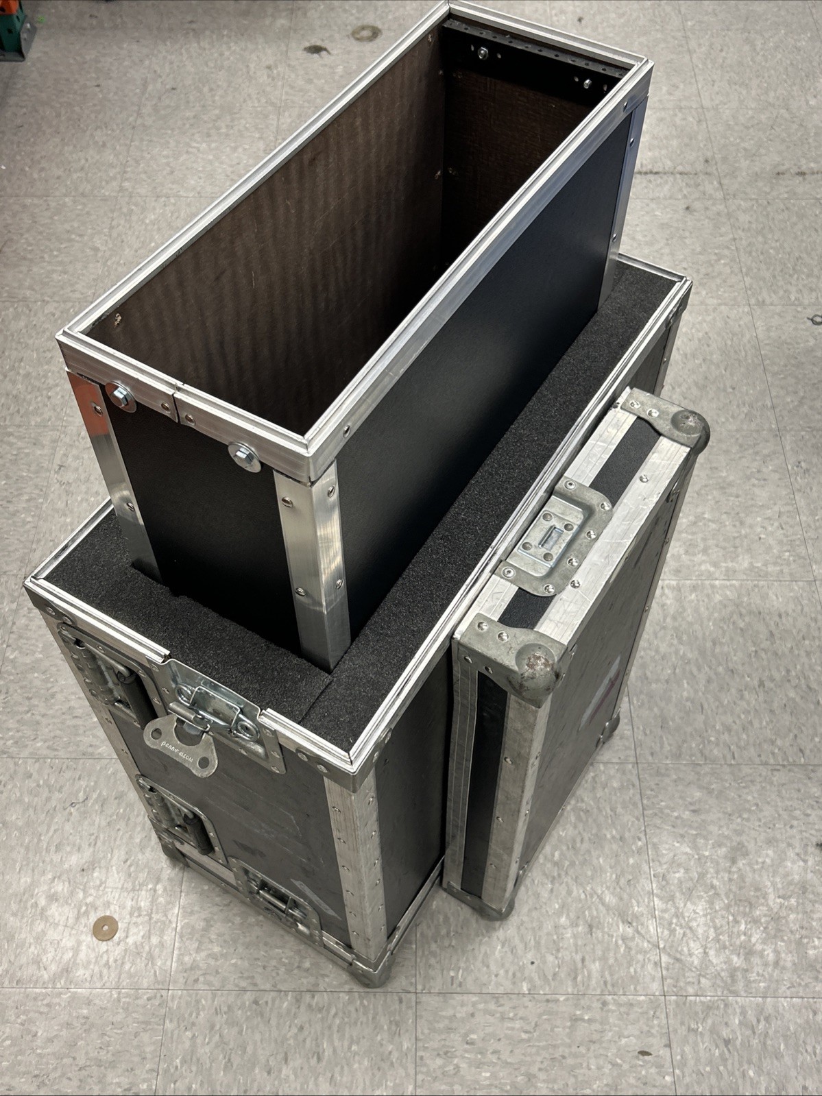 Flight Case Server Rack 4U Penn Elcom 19” Wide 21” Depth 2” Foam, missing parts
