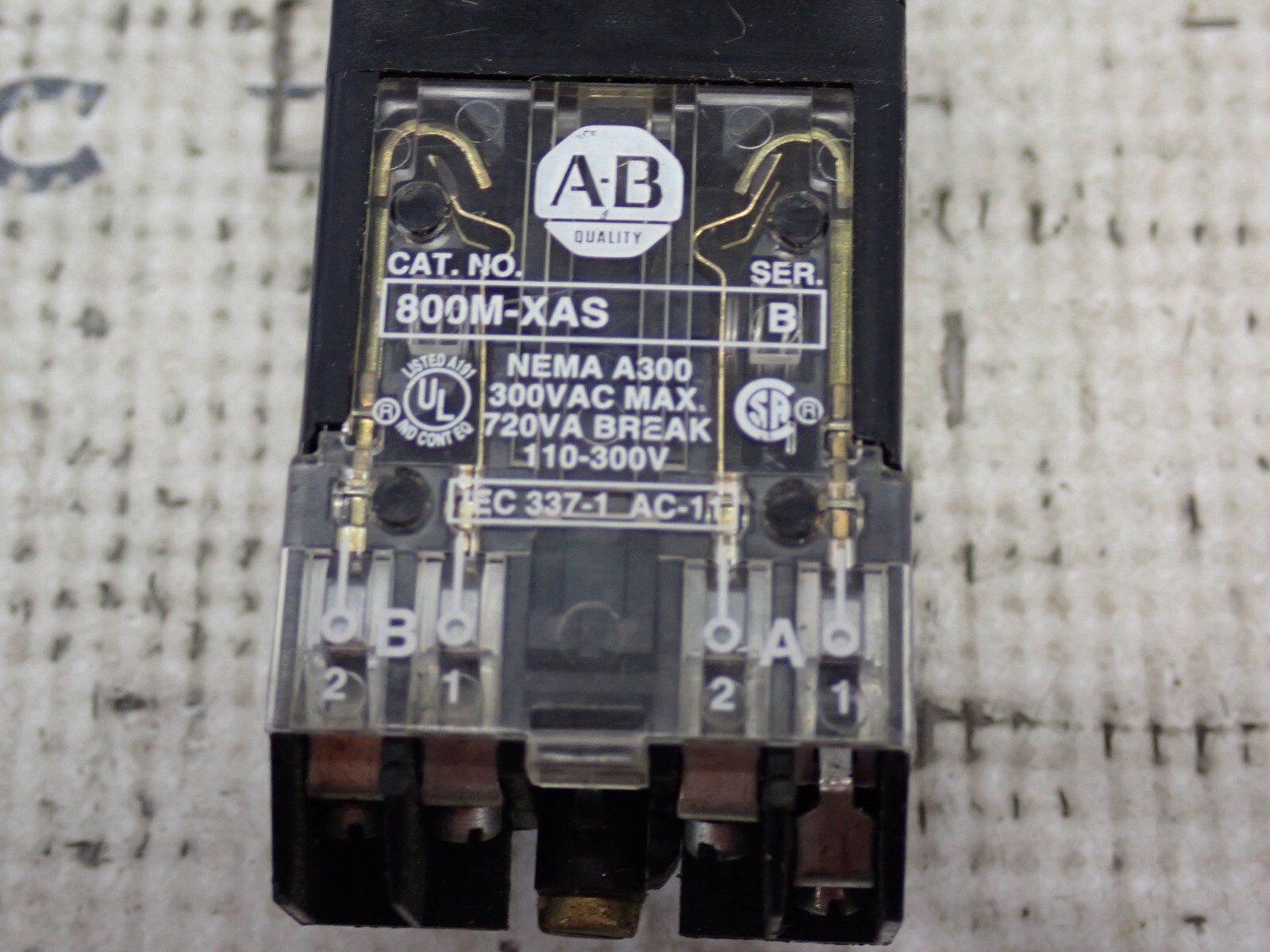 Allen Bradley 800MR-HX2B 2 Position Maintain Selector Switch