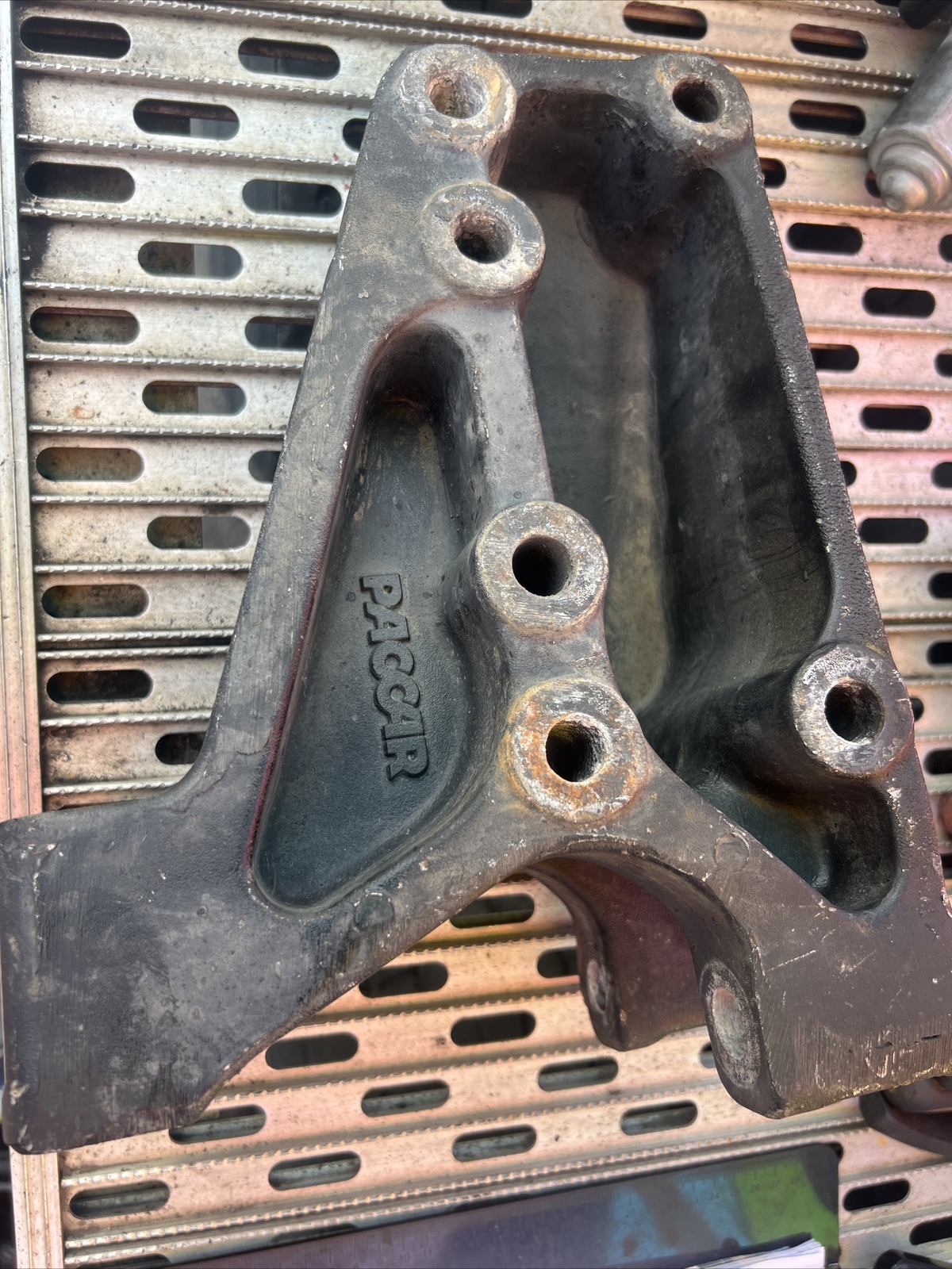 PACCAR Flex air  Spring Hanger C11-6001L suspension hanger Genuine.