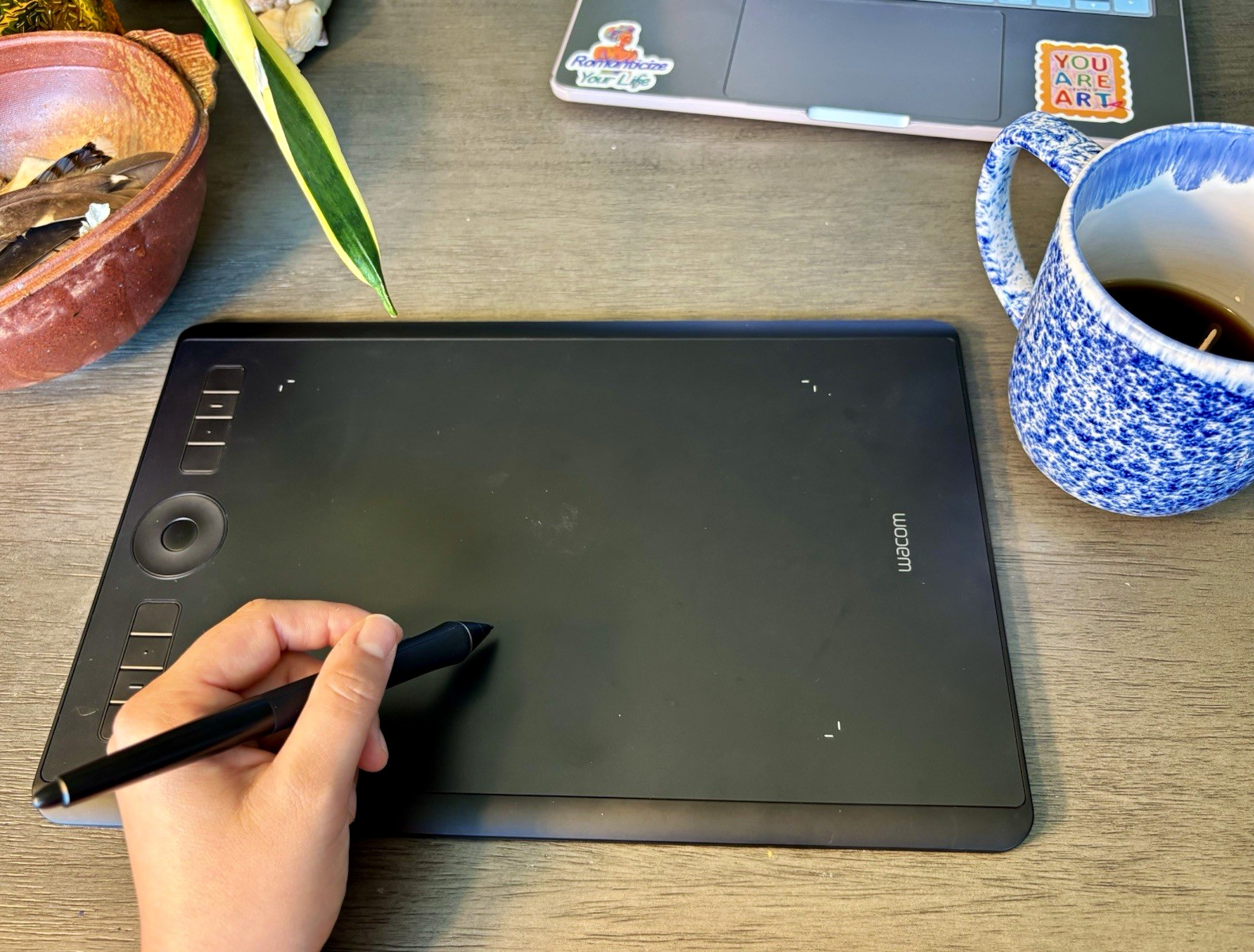 Wacom Intuos Pro PTH-660 USB Graphics Tablet w/ Pen & Pen Stand