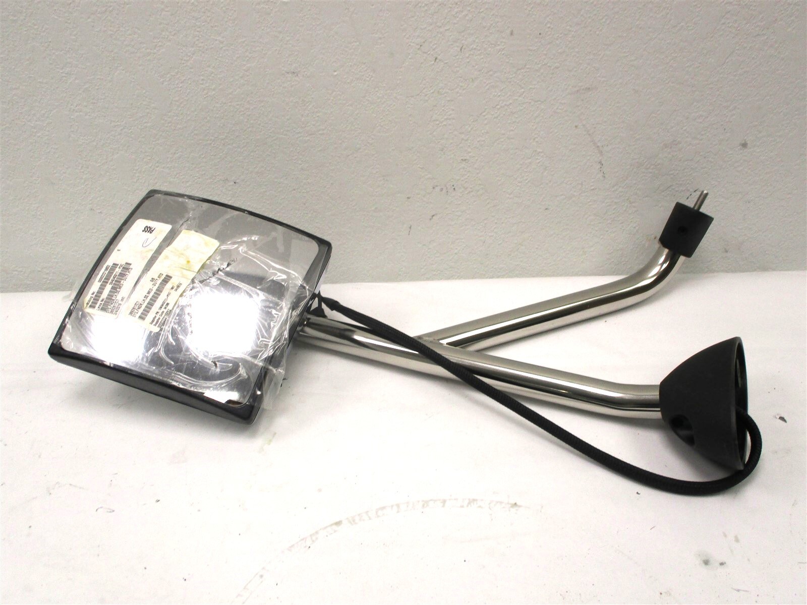 3892817C1 NEW OEM INTERNATIONAL HOOD MOUNT LH REAR VIEW MIRROR