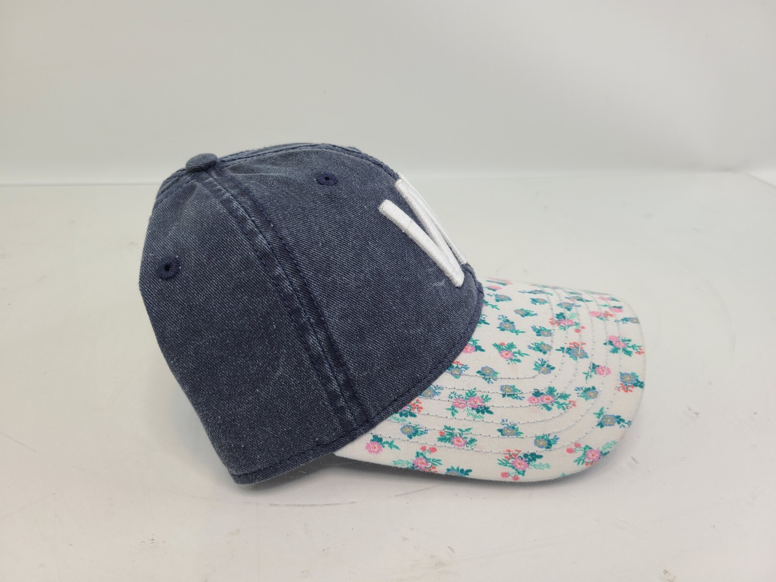 (1) Wisconsin Womens Blue White Adjustable Ladies Hat Cap Outdoors Baseball