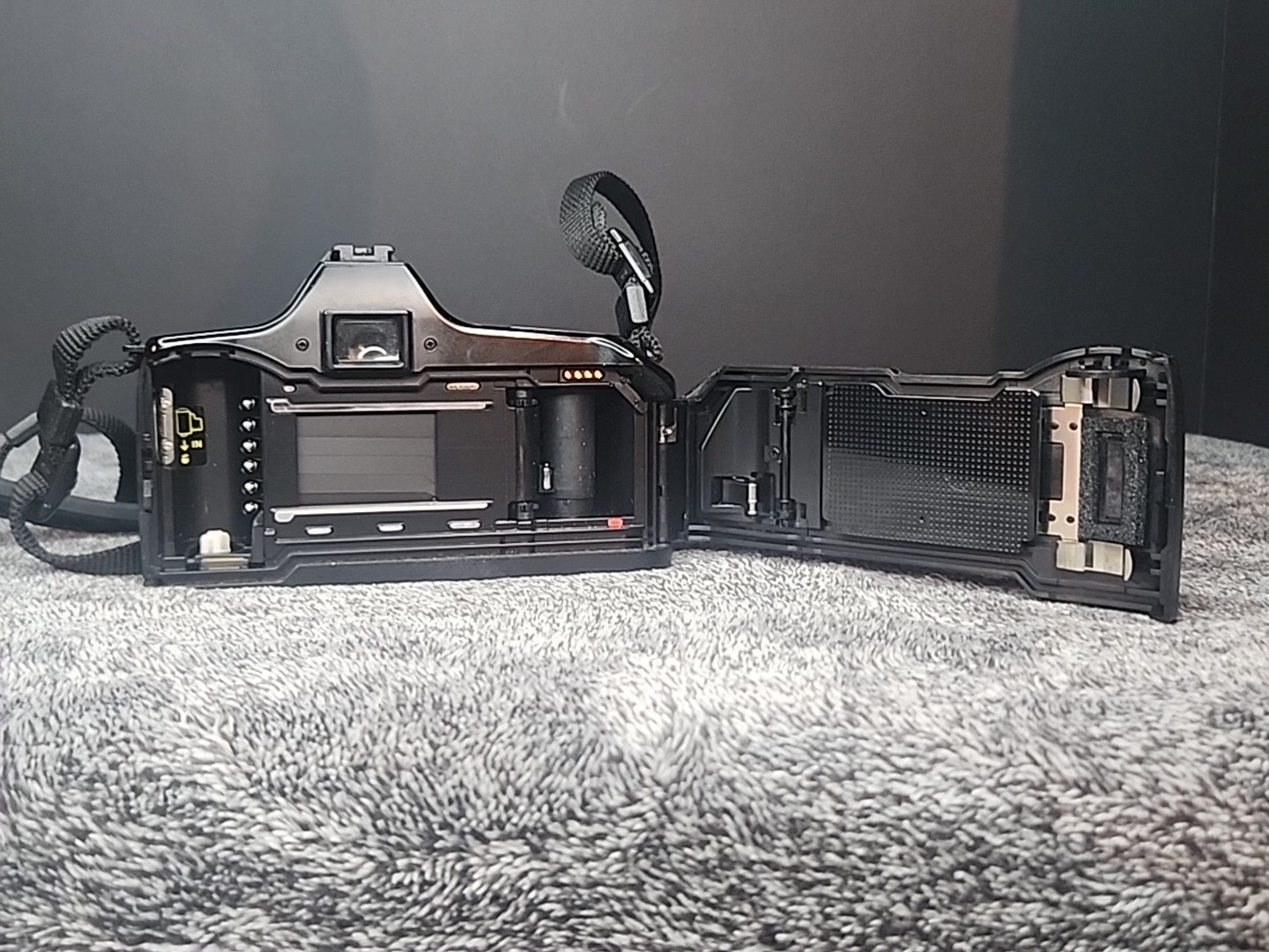 Minolta Maxxum 3000i 35mm Camera UNTESTED AS IS FOR PARTS