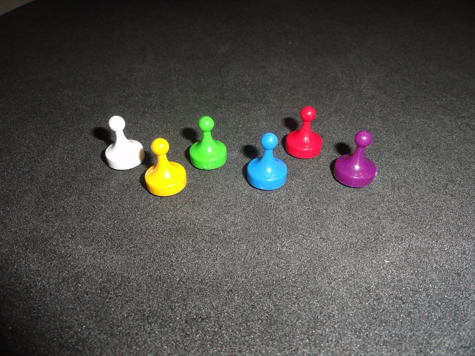 1992 CLUE  No. 00045  - Complete Replacement Set of Six (6) Player Pawns/Tokens