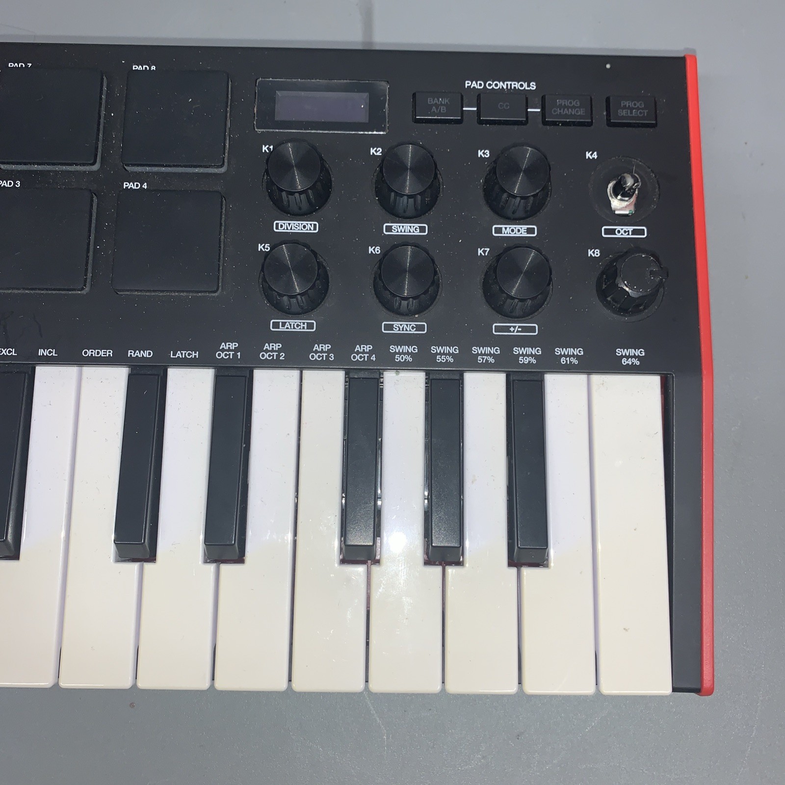 AKAI MPK Mini 25 Key USB MIDI Controller W/ 8 Drum Pads & 8 Knobs (missing 1)