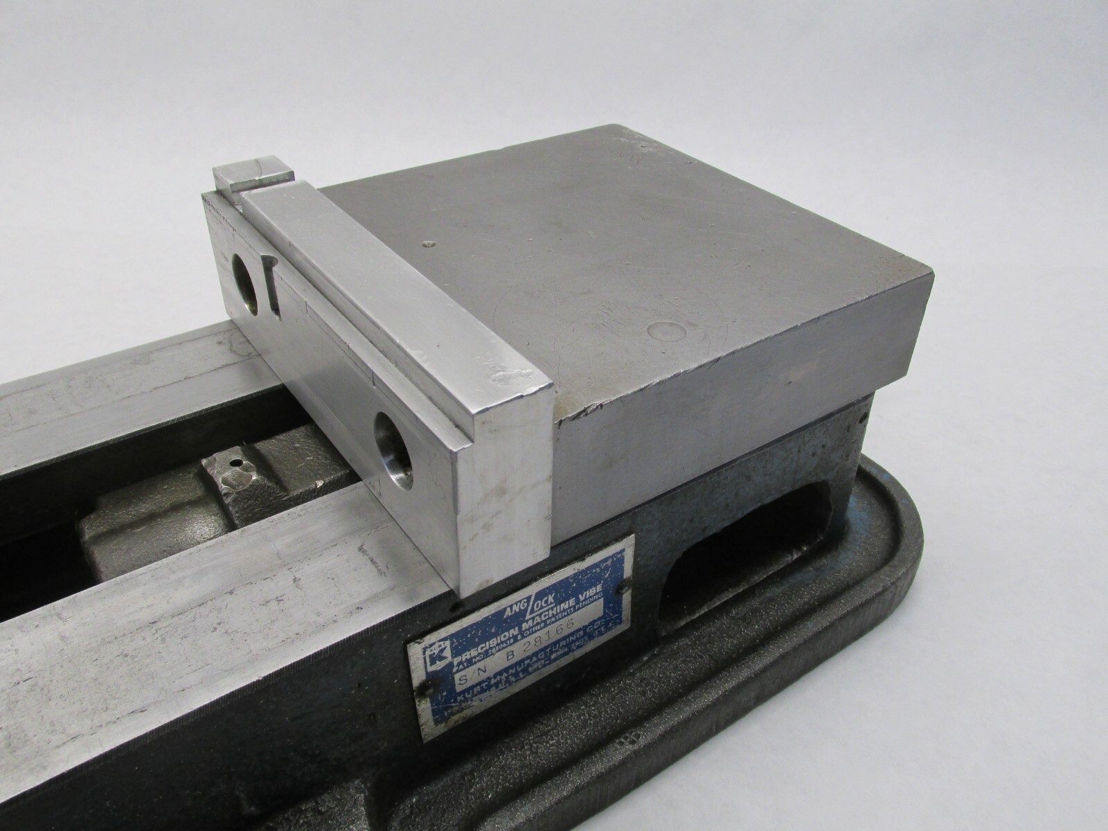 KURT ANGLOCK 6" MILLING MACHINE VISE w/ JAWS - #D60