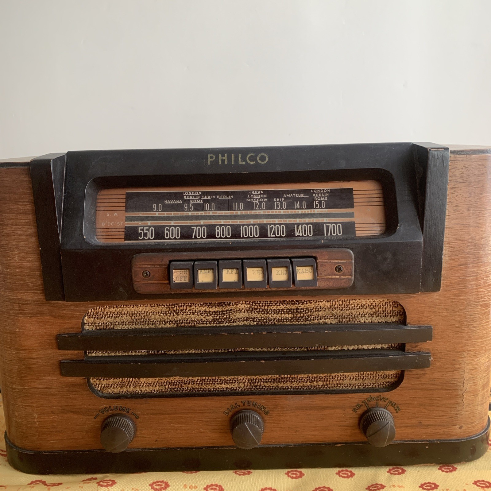 1941 - PHILCO 41-105 FARM RADIO table top wood case SHORTWAVE UNTESTED - AS IS