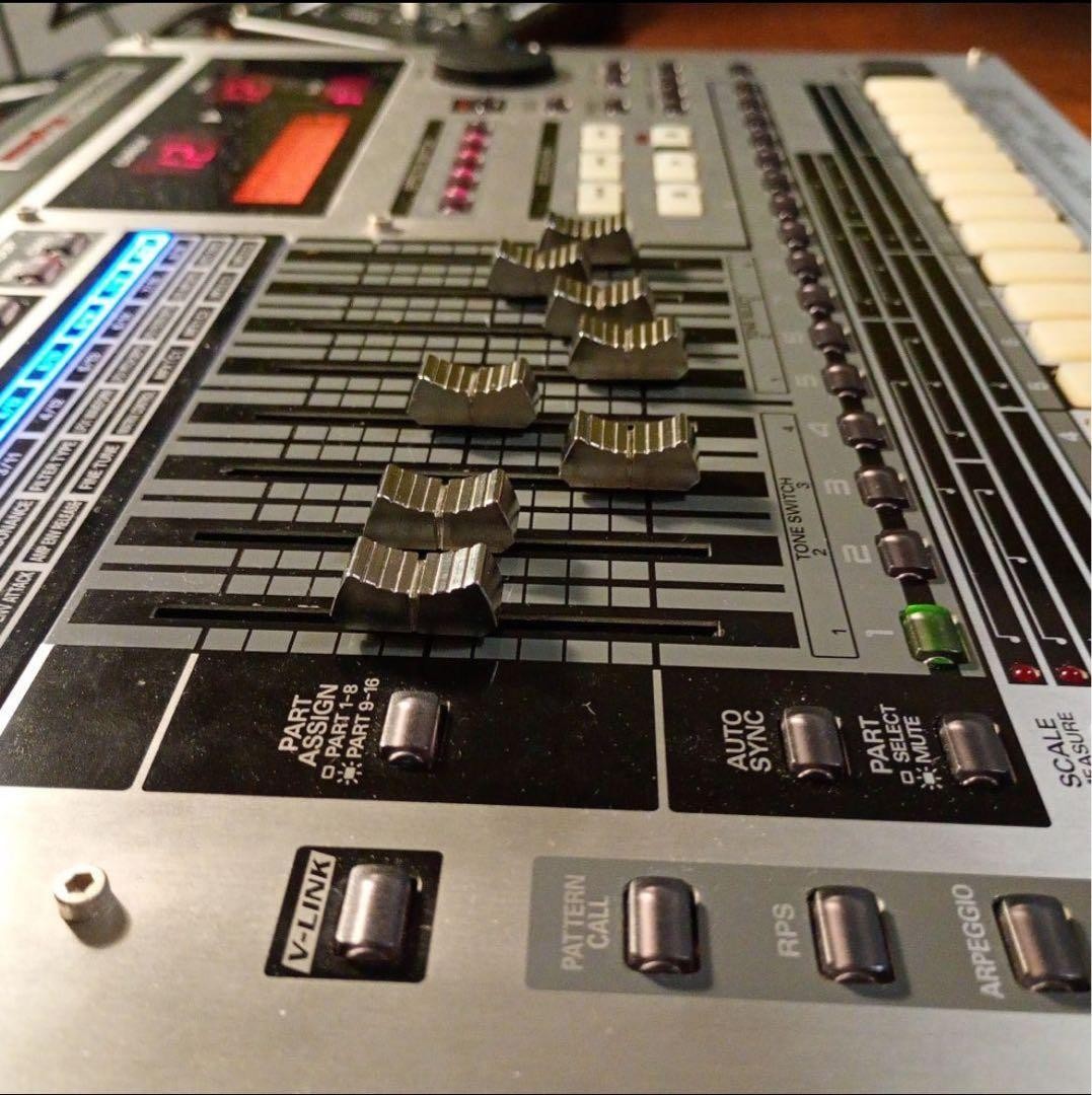 Roland MC-808 Sampling Groovebox Sampler Sequencer