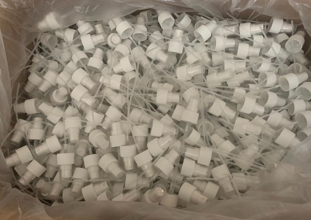 White fine ribbed spray caps