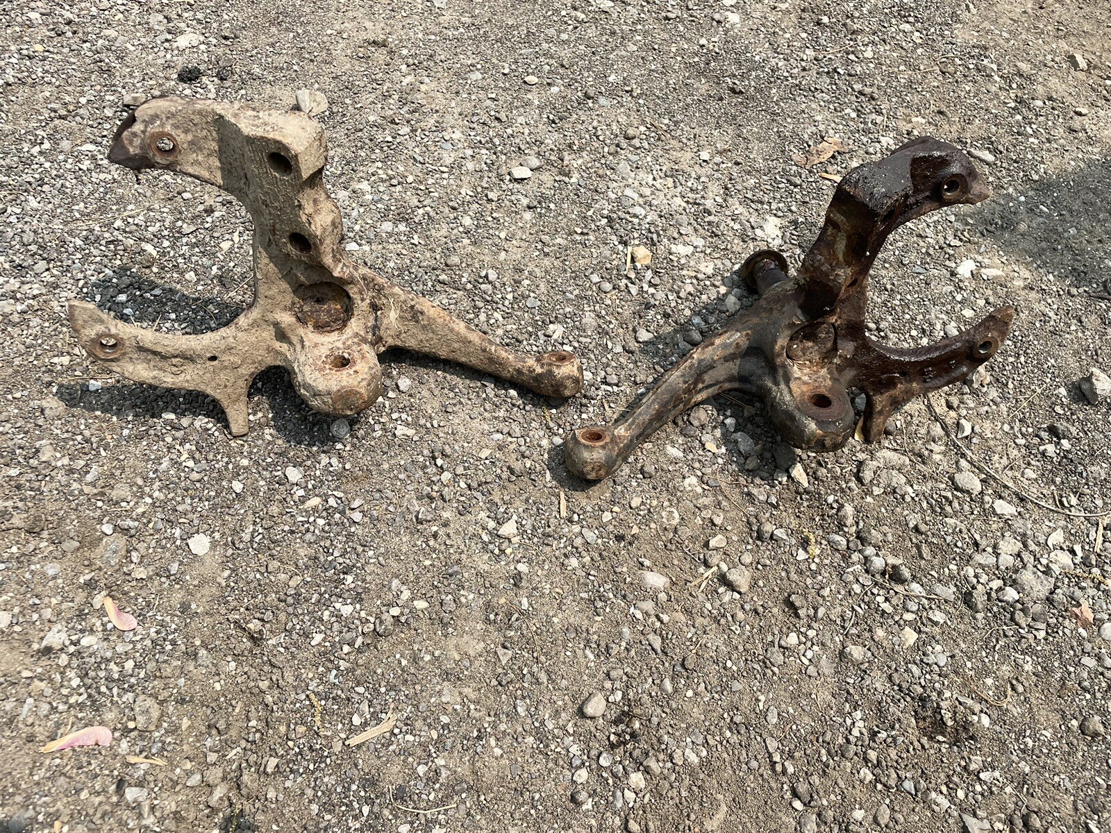 82-92 Camaro Firebird Trans Am FRONT SPINDLES KNUCKLE DRIVER AND PASSENGER Oem