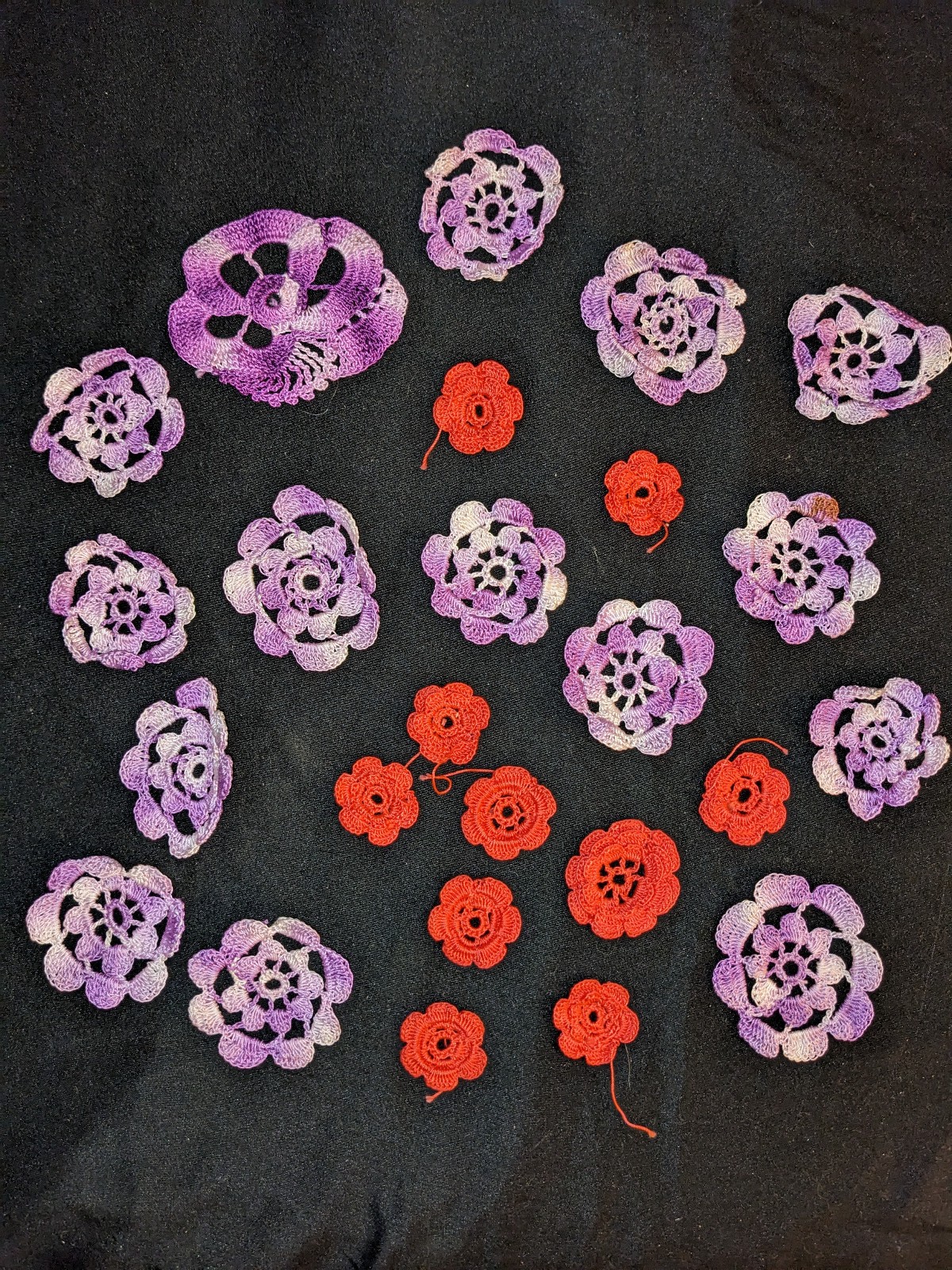 Lot of 25 Handmade Crochet Flowers Figural Crafts & Doilies