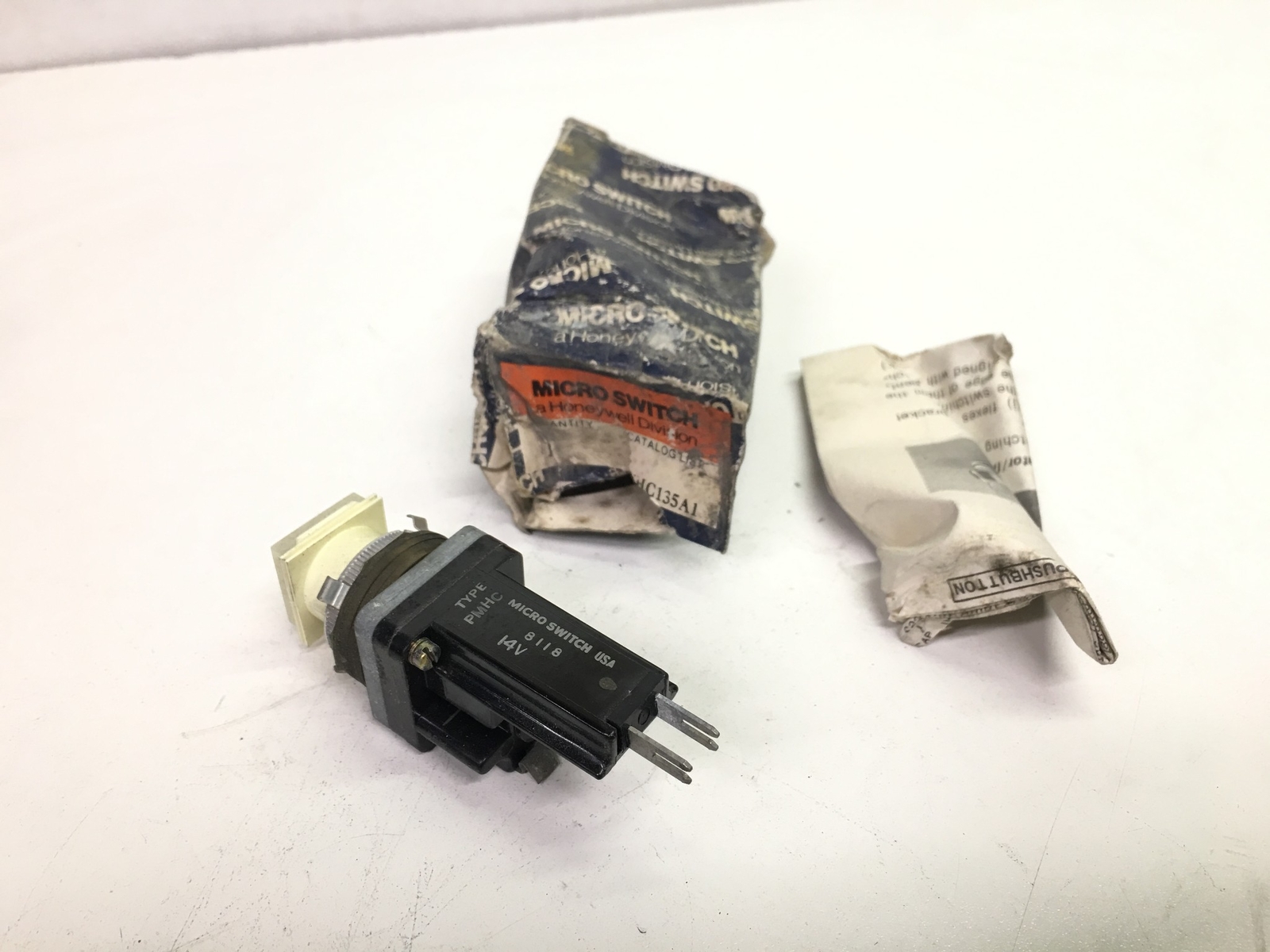 HoneyWell Push-Button Micro Switch PMHC135A1 8118 14V