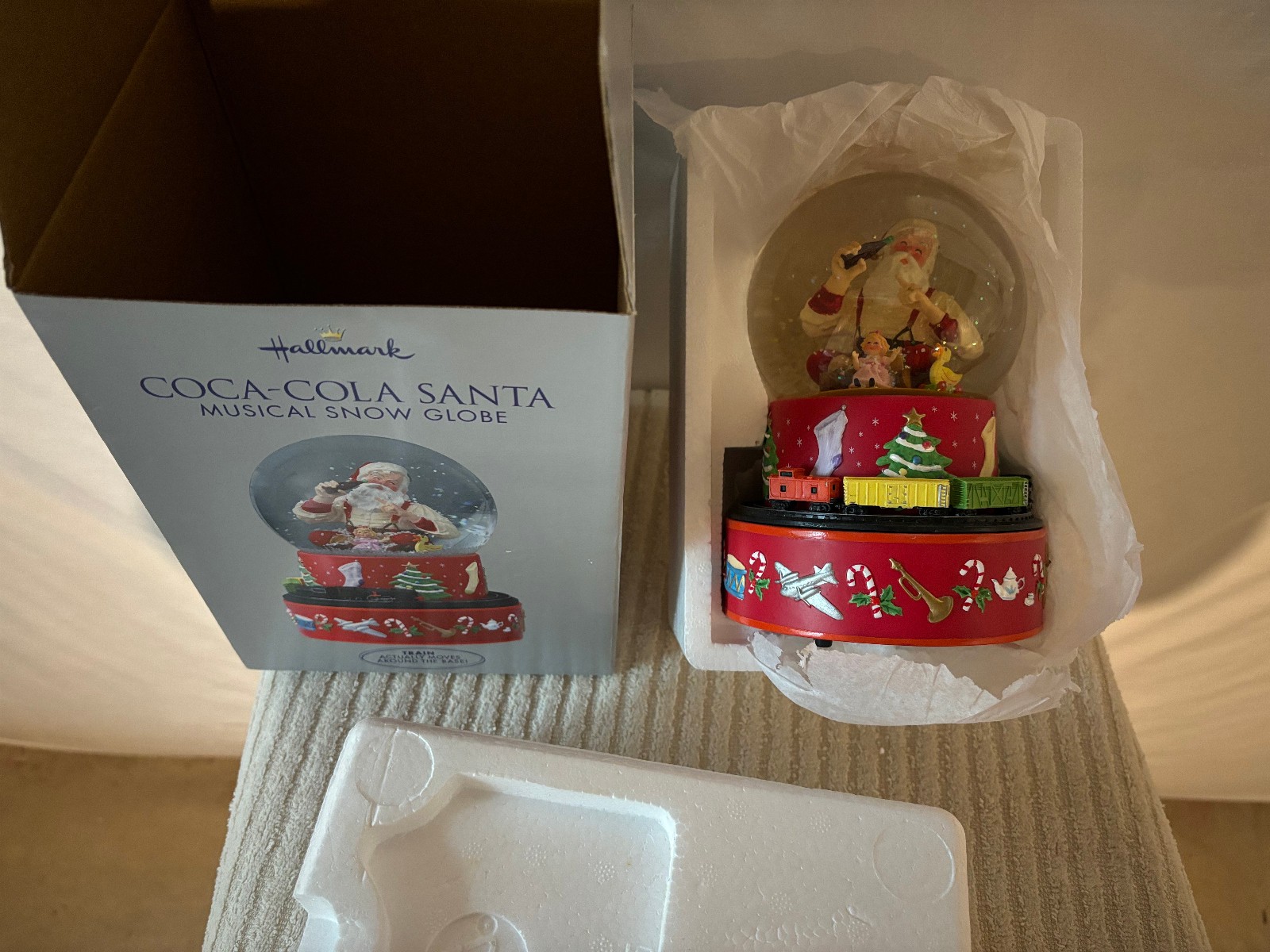 Hallmark 2001 Coca-Cola Santa Musical Snow Globe