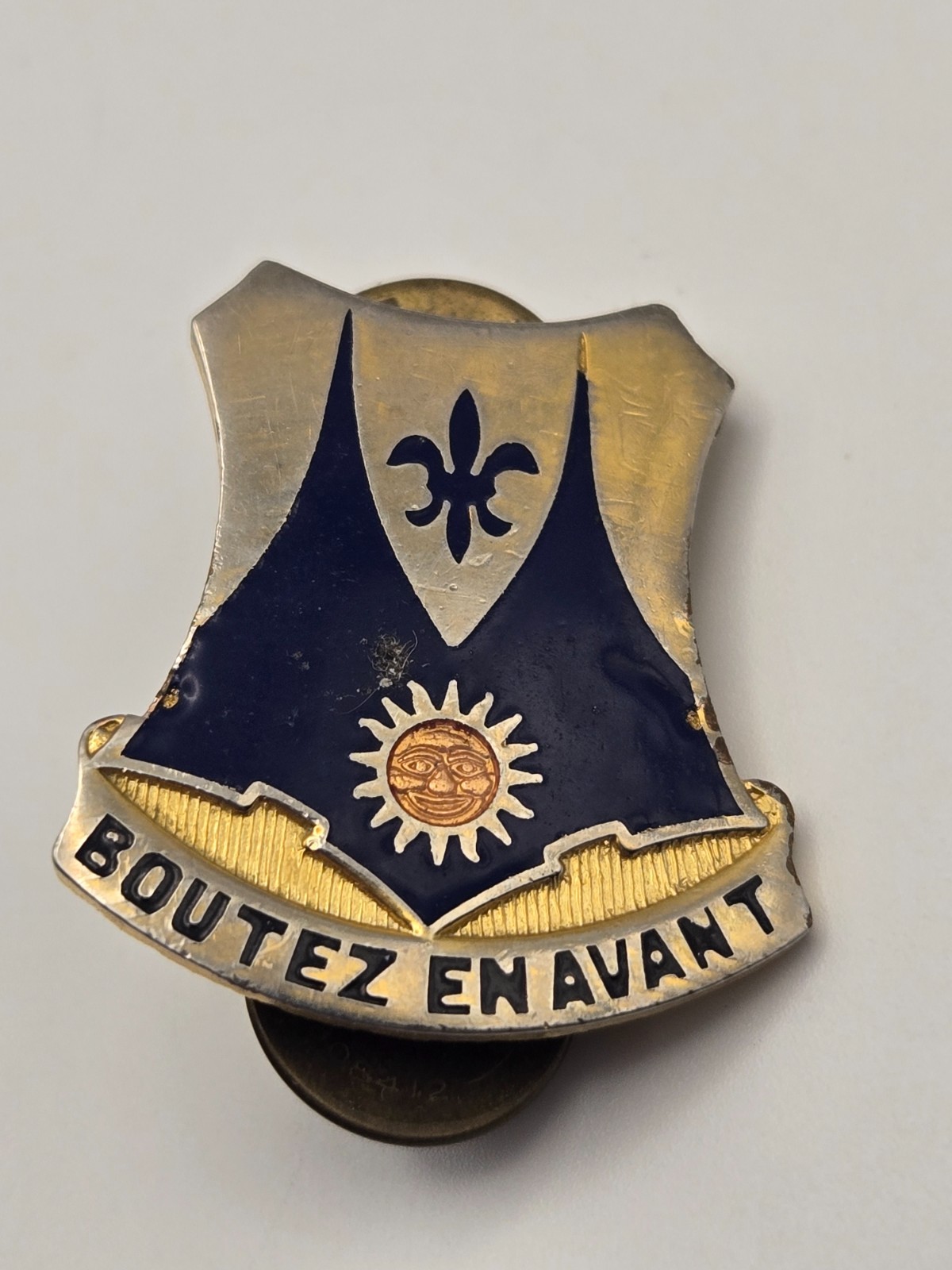 Vintage Army DUI Pin - "Boutez En Avant" 356th Infantry Regiment