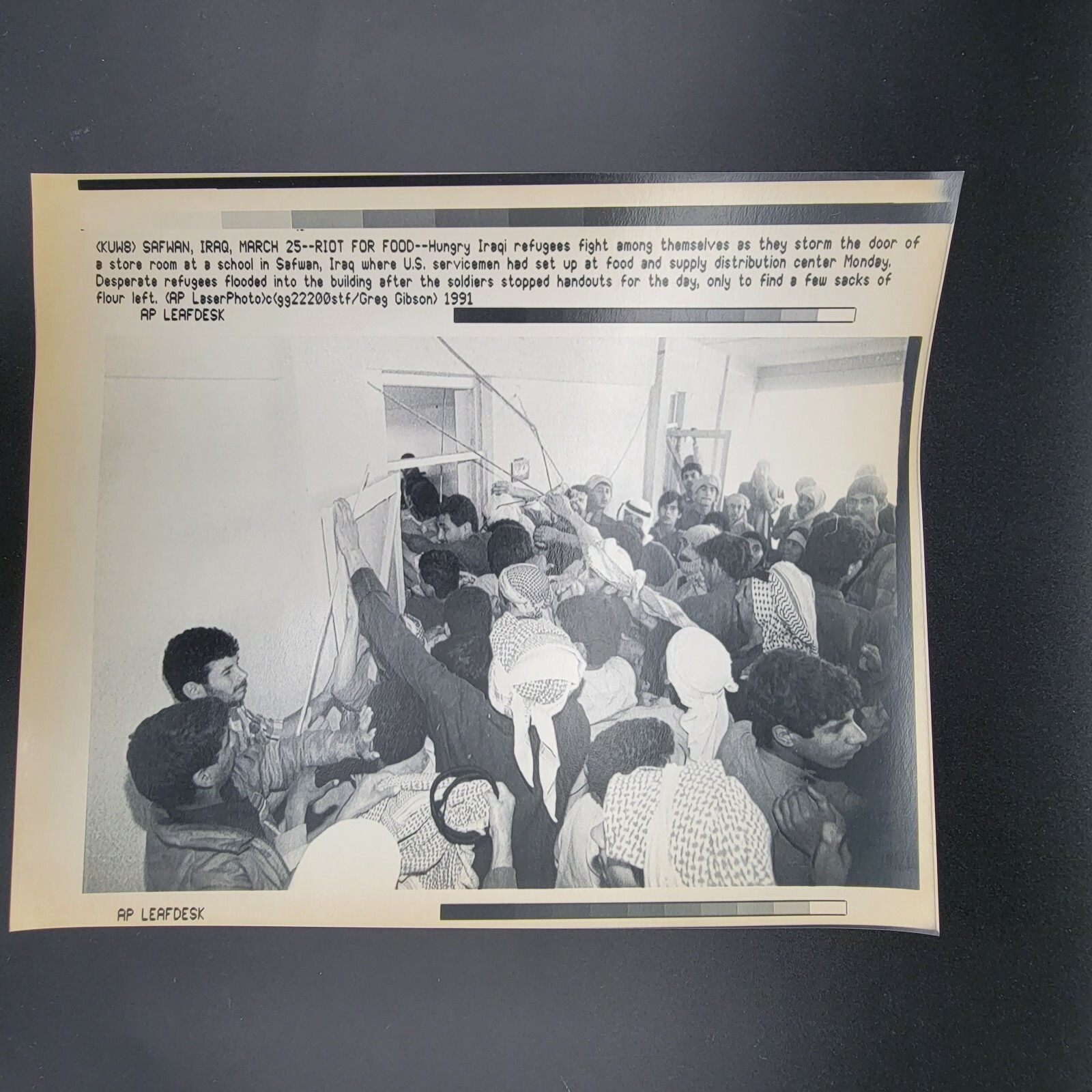 Riot for Food AP Leaf Desk Press Photos Persian Gulf War 1991 Safan Iraq
