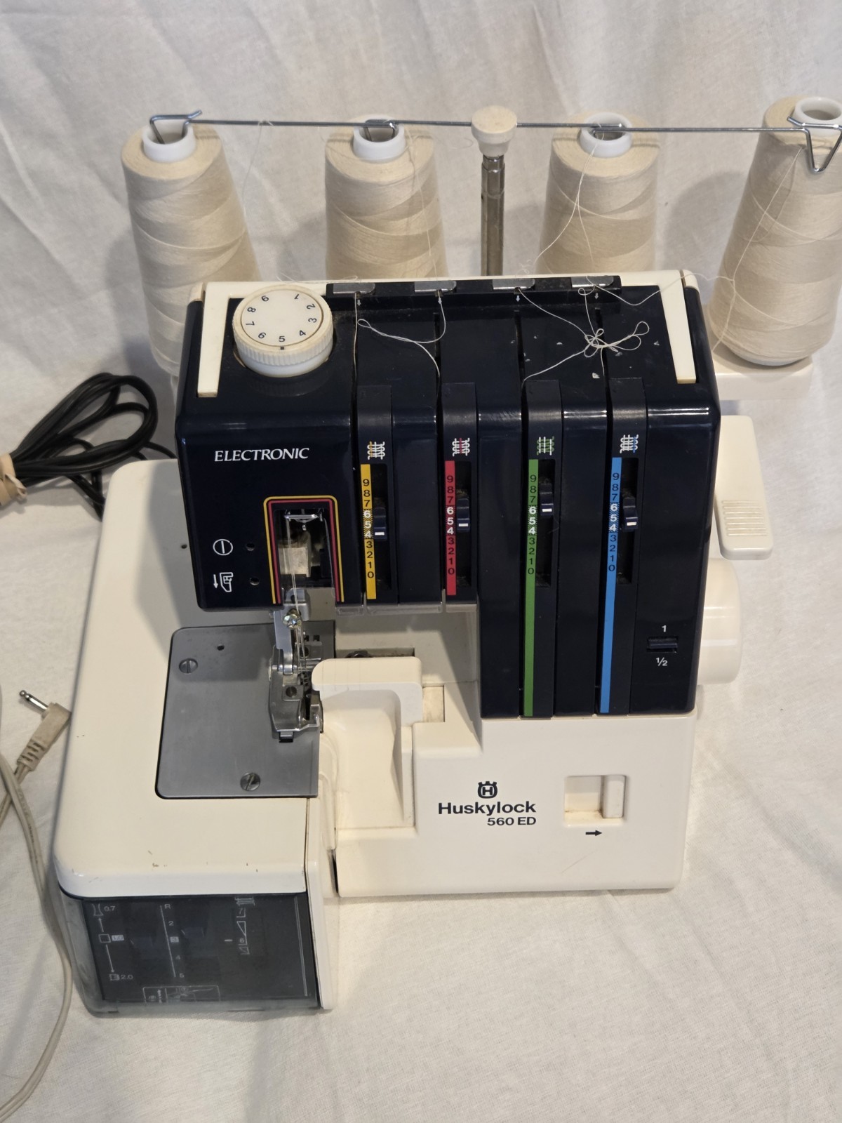 Huskylock 560 ED Electronic Serger Overlock Machine w/ Foot Pedal & Case