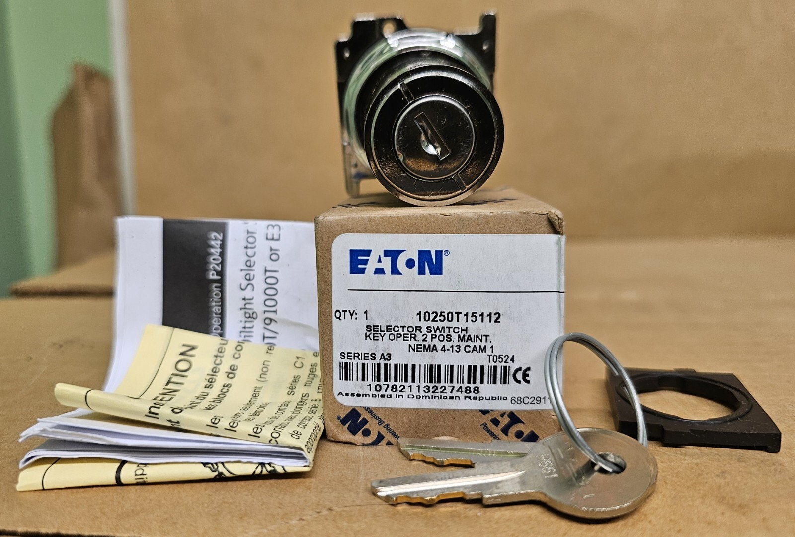 EATON 10250T15112 SELECTOR SWITCH KEY OPERATOR 2 POS MAINT.