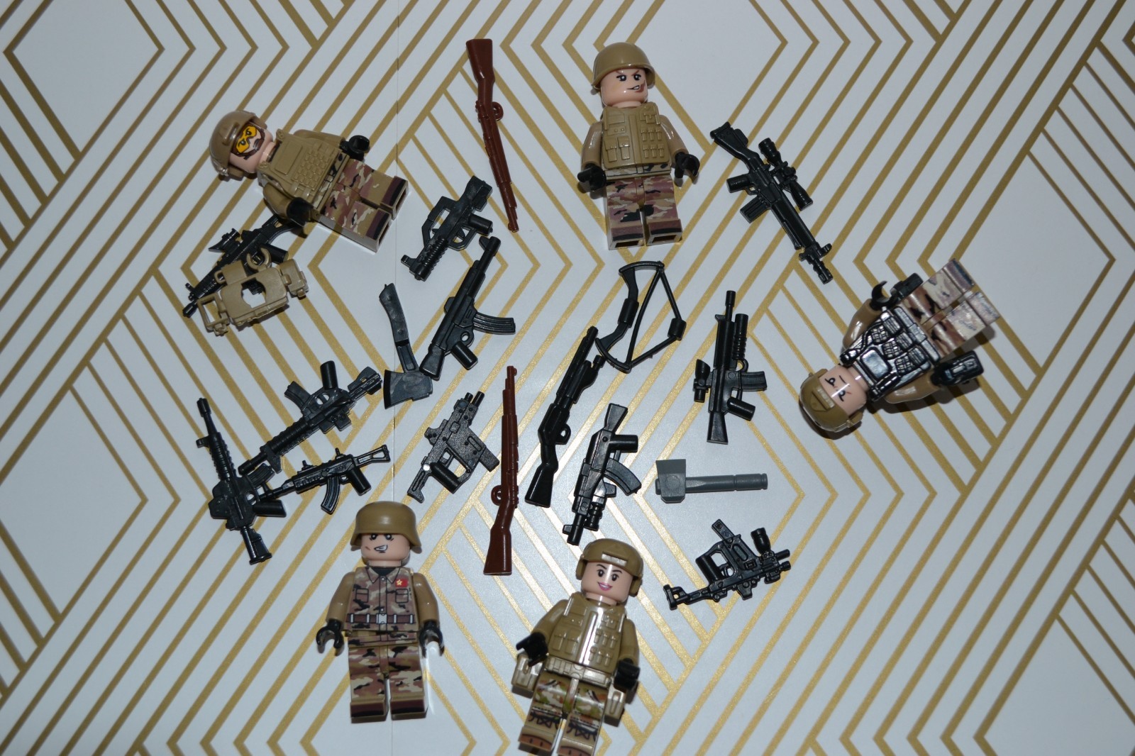 Mixed lot of off brand Lego like mini figures/ accessories (soldiers/police) 526