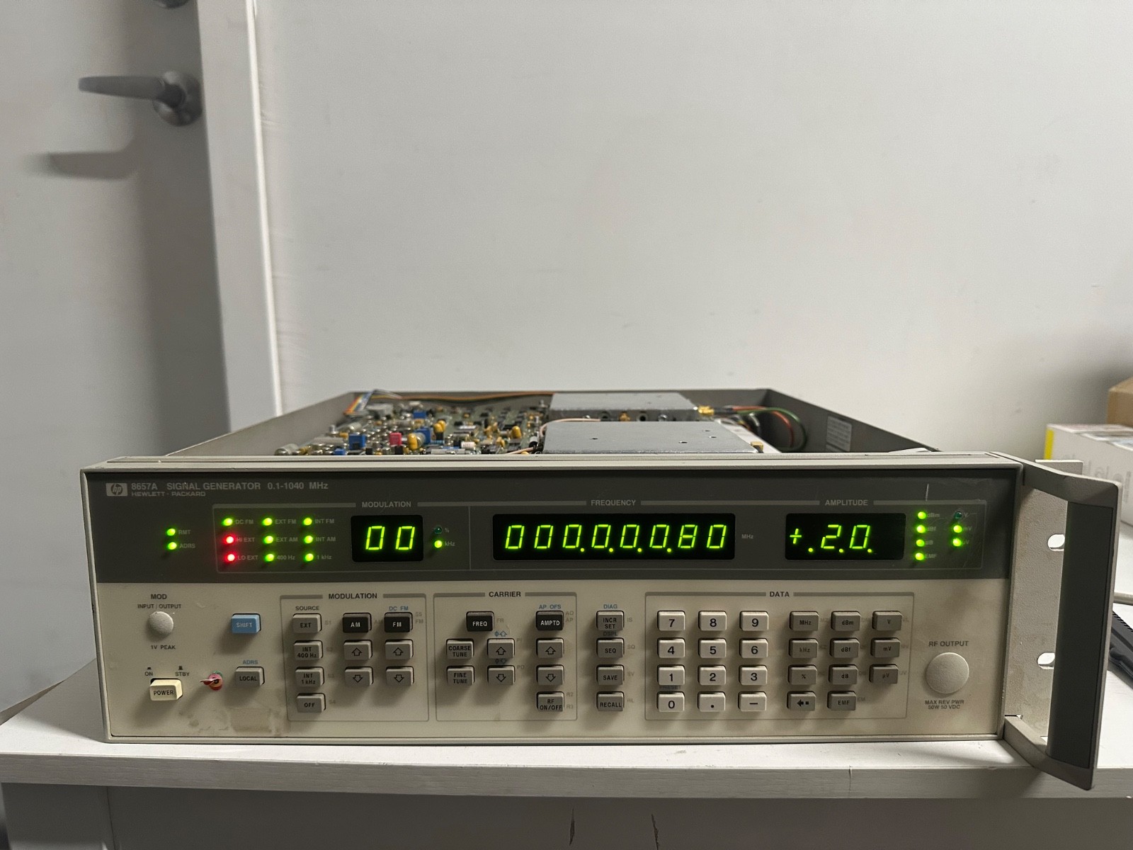 *AS-IS For Parts Or Repair* HP 8657A Synthesized Signal Generator Opt 2