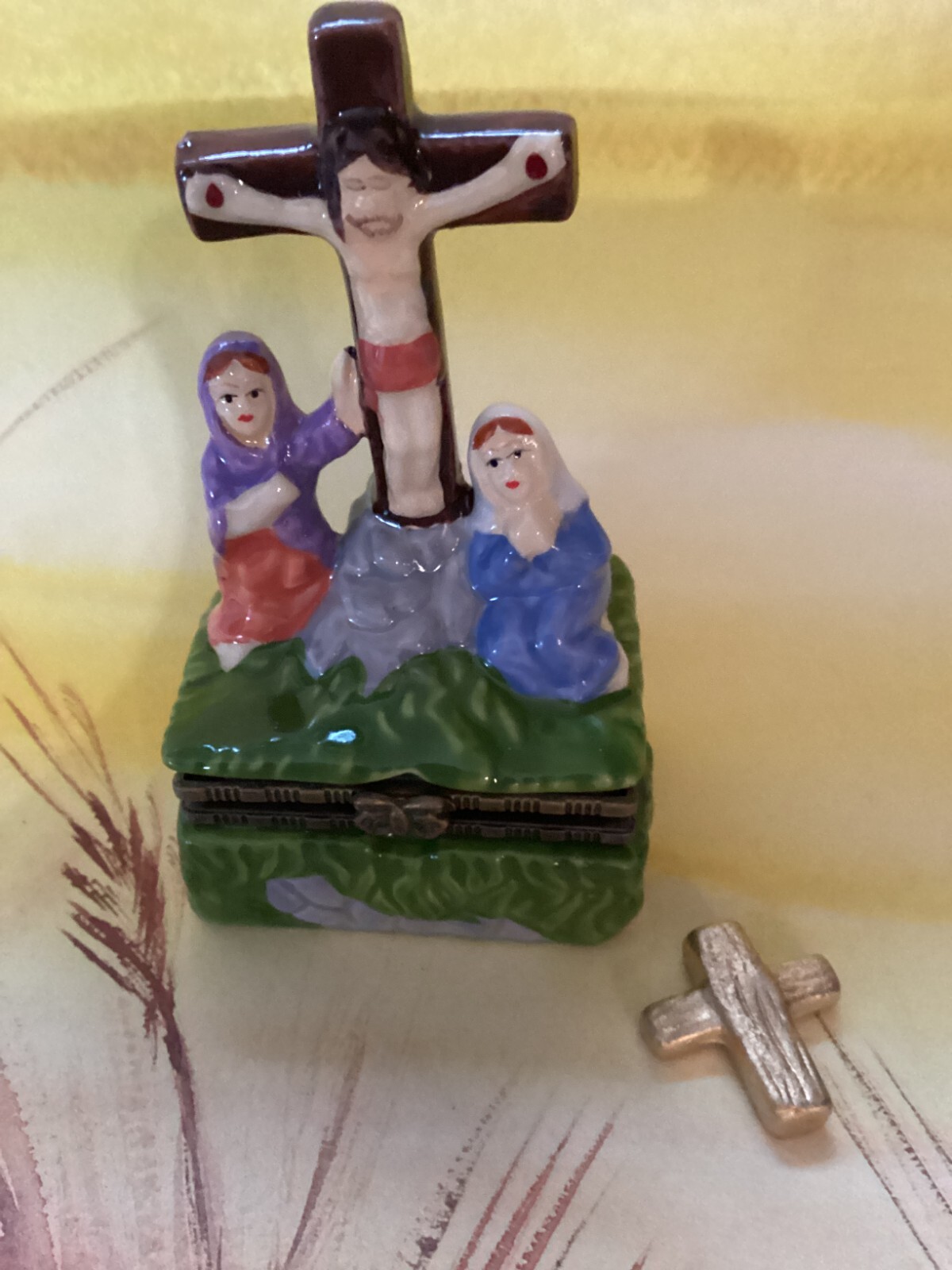 1233  Christ on the cross  Trinket Box