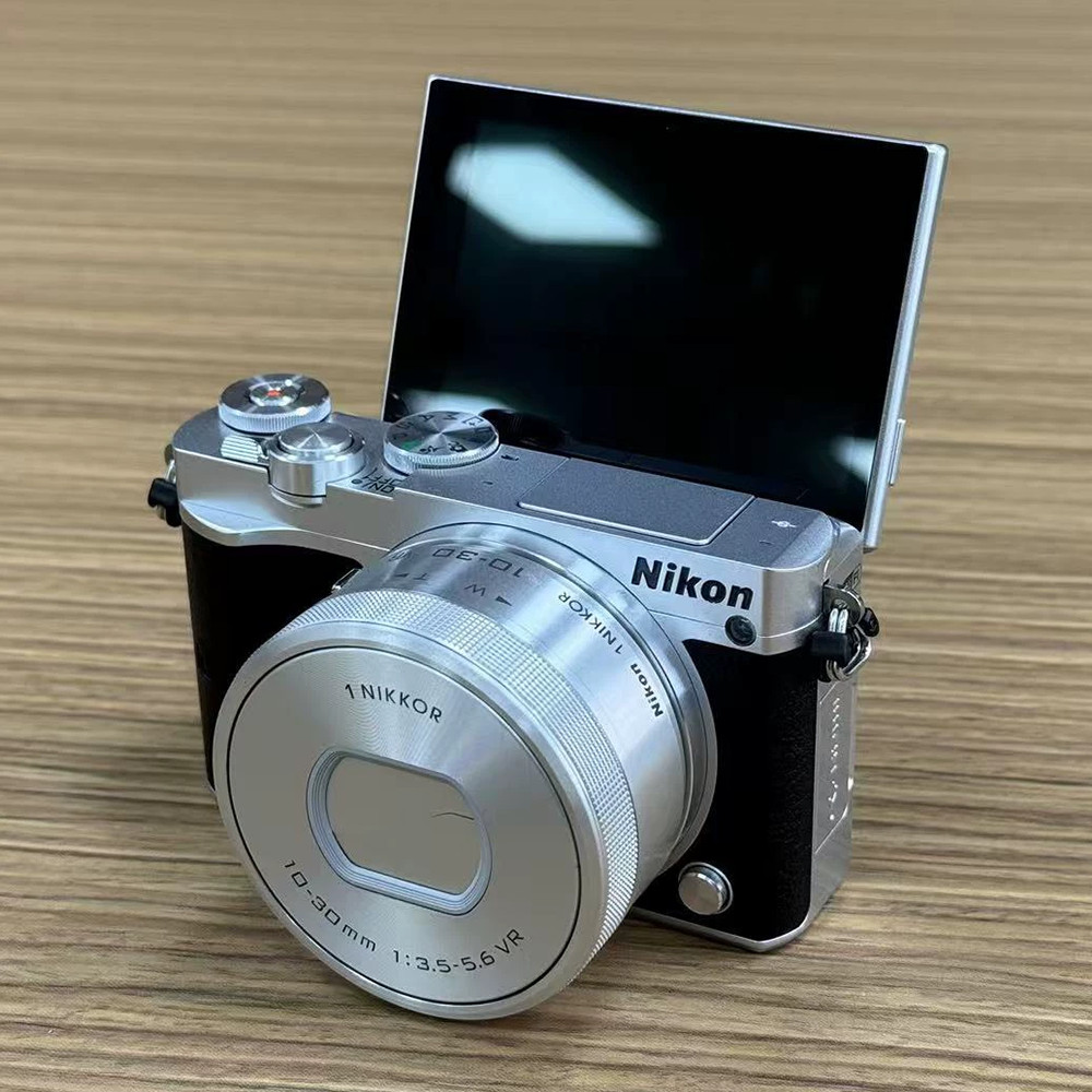 Nikon 1 J5 Mirrorless Digital Camera w/ 10-30mm PD-ZOOM Lens (Silver) 90%NEW