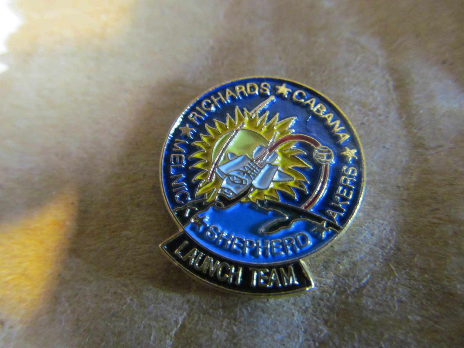 SHUTTLE DISCOVERY STS-41 LAUNCH TEAM    LAPEL PIN