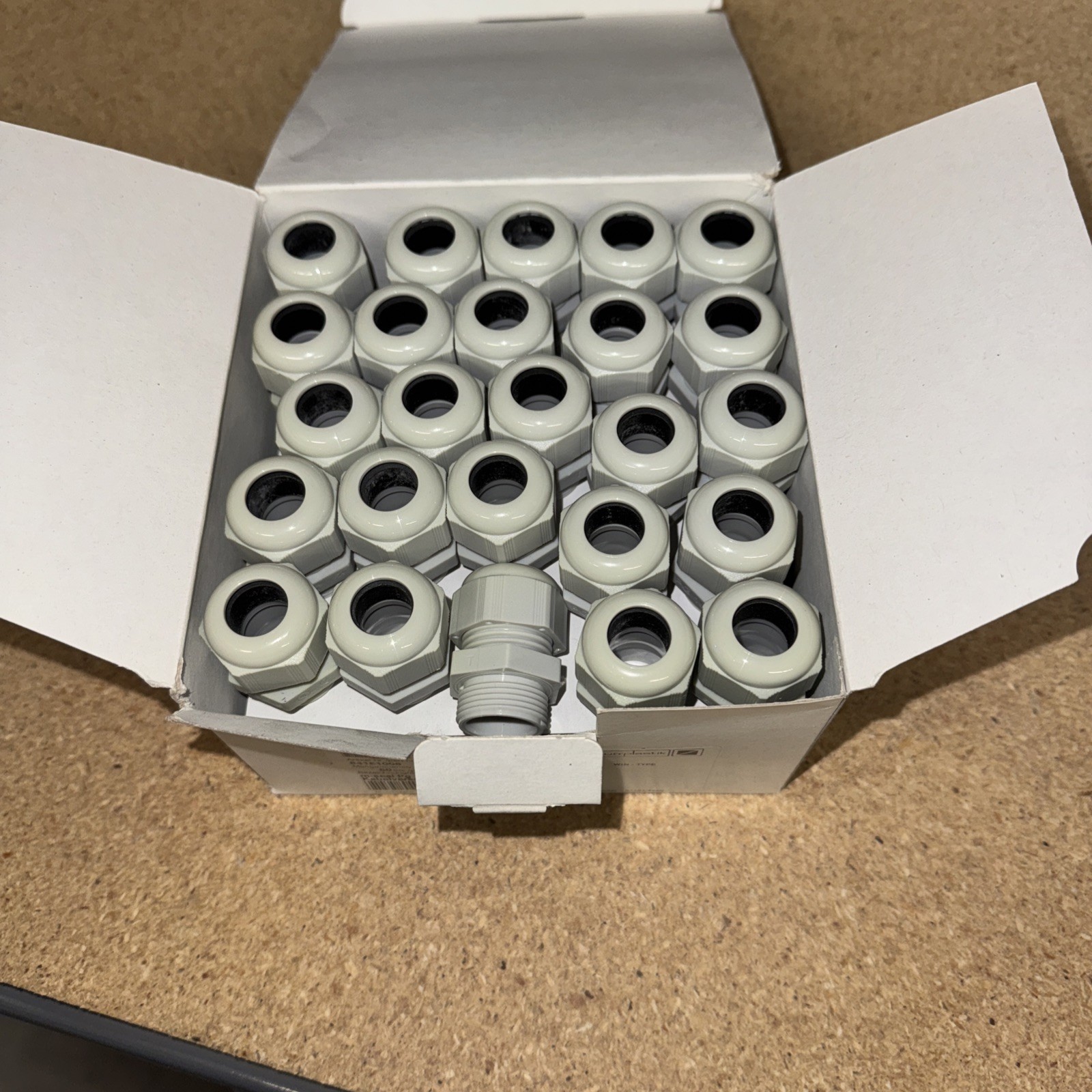 New Pack Of 50 MURRPLASTIK 84181008 / 84181008 Cable Fitting Protector, Gray BWY