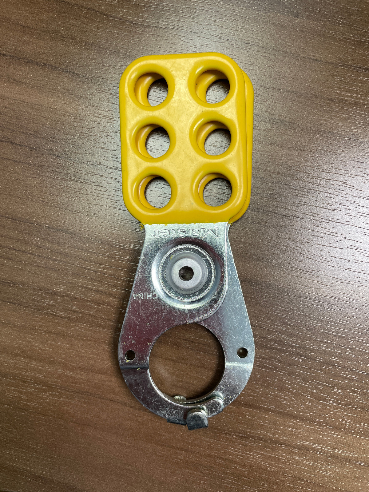 MASTER LOCK No. 424 Yellow Safety Lockout Scissor Hasp