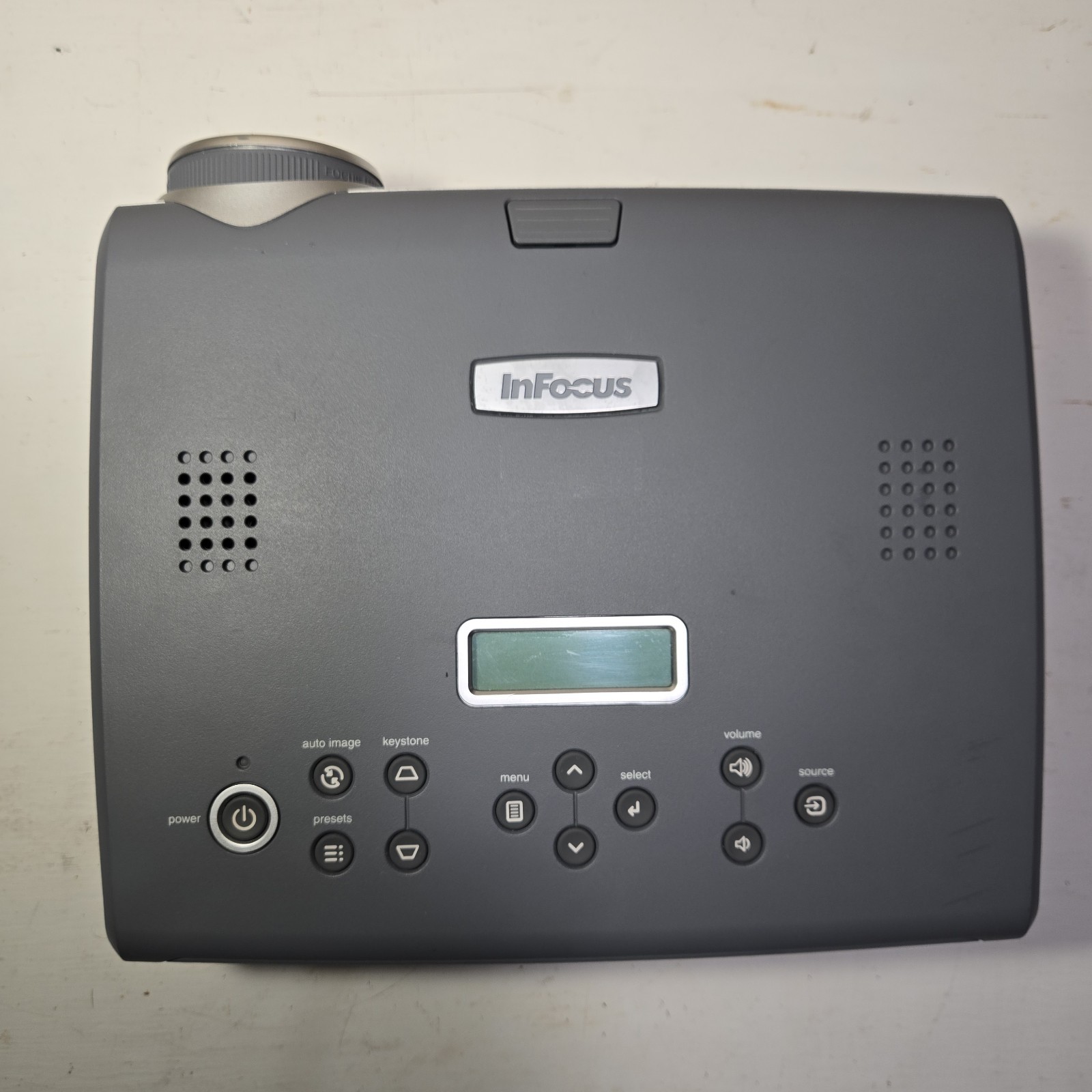 InFocus LP600 DLP XGA Projector 1024x768 2000 Lumens LitePort USB Tested Powers