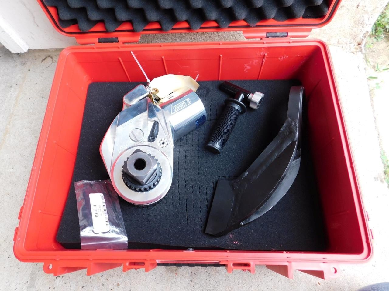 HYTORC AVANTI 8  1-1/2" DRIVE HYDRAULIC TORQUE WRENCH RATED AT 8,000 FT/LBS NEW