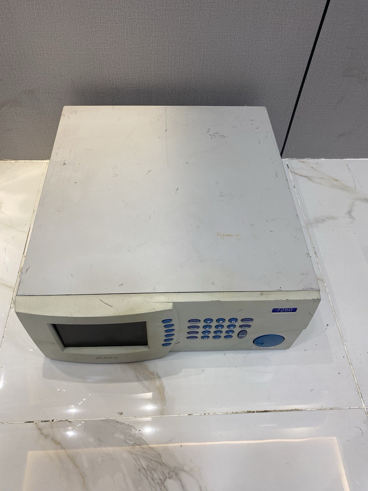 FLUKE / RUSKA 7250 , 3000 Psi Abs PRESSURE CONTROLLER & CALIBRATOR