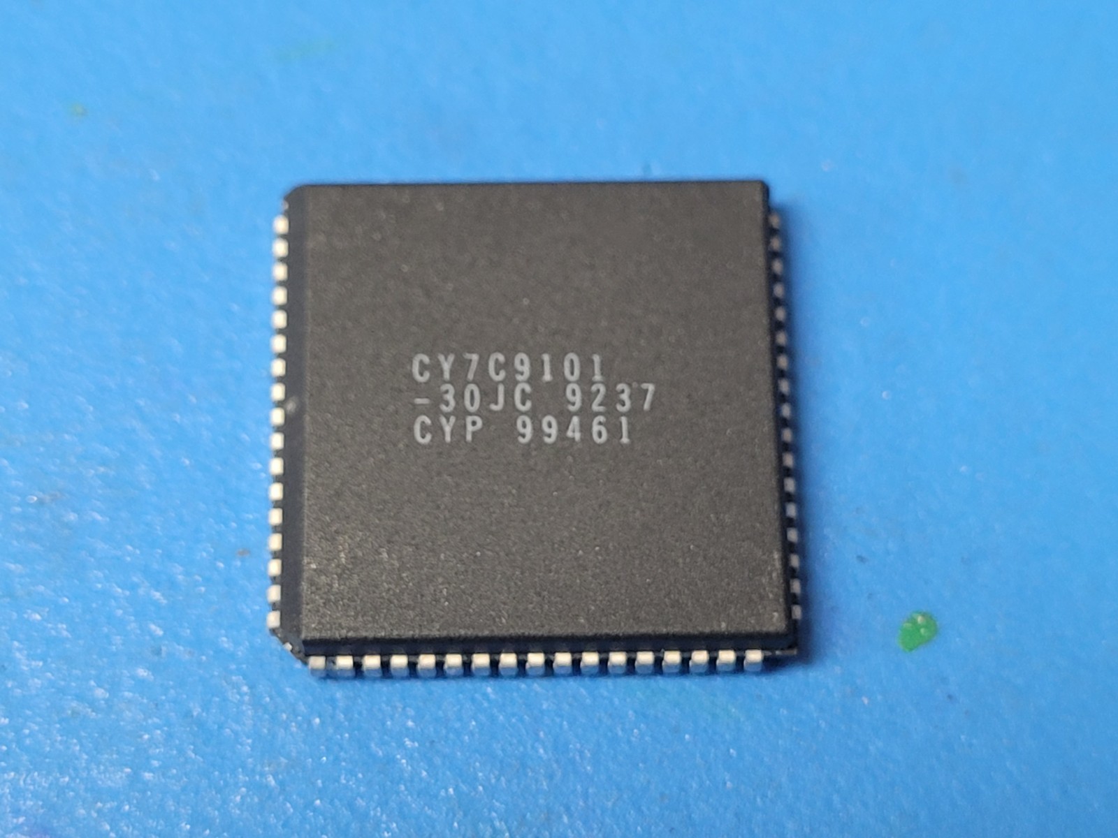 (1 PC) CY7C9101-30JC CYPRESS Bit-Slice Processor, 9-Bit, CMOS, PLCC68
