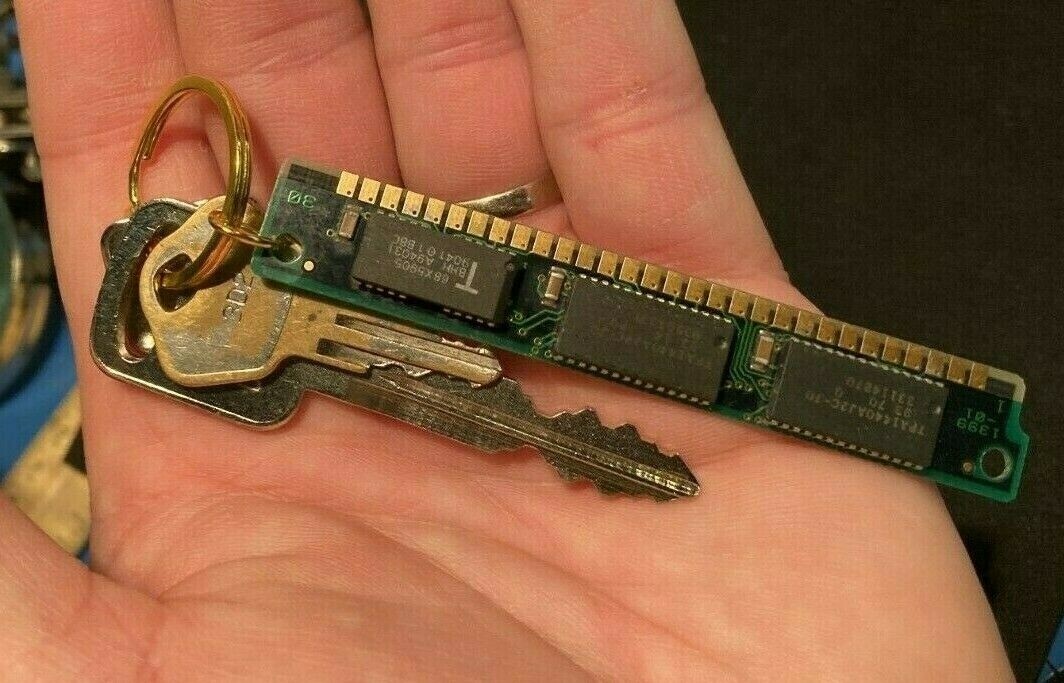 Vintage Computer Memory Keychain Gold 30-Pin 3-Chip SIMM RAM Mac PC Keyring
