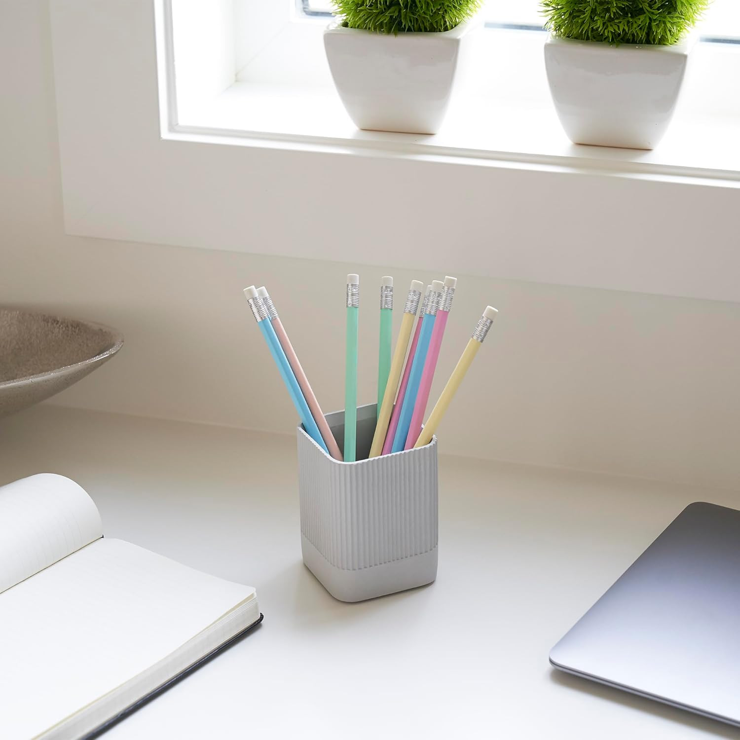 Aesthetic Pen Holder for Desk - Modern Concrete Pencil Holder - Cute and Functio