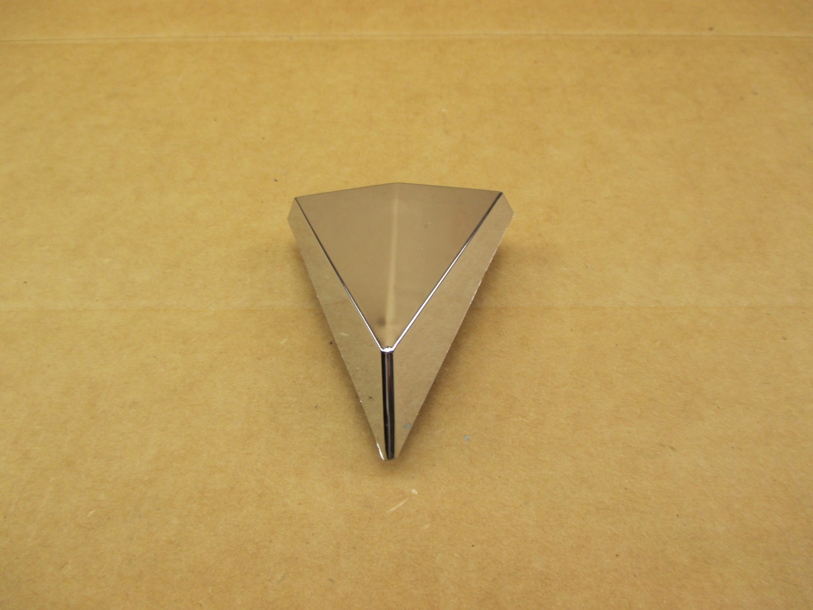 HOOD ORNAMENT EMBLEM FOR JOHN DEERE JD 4630 4640 4650 4755 480C FORKLIFT 4840