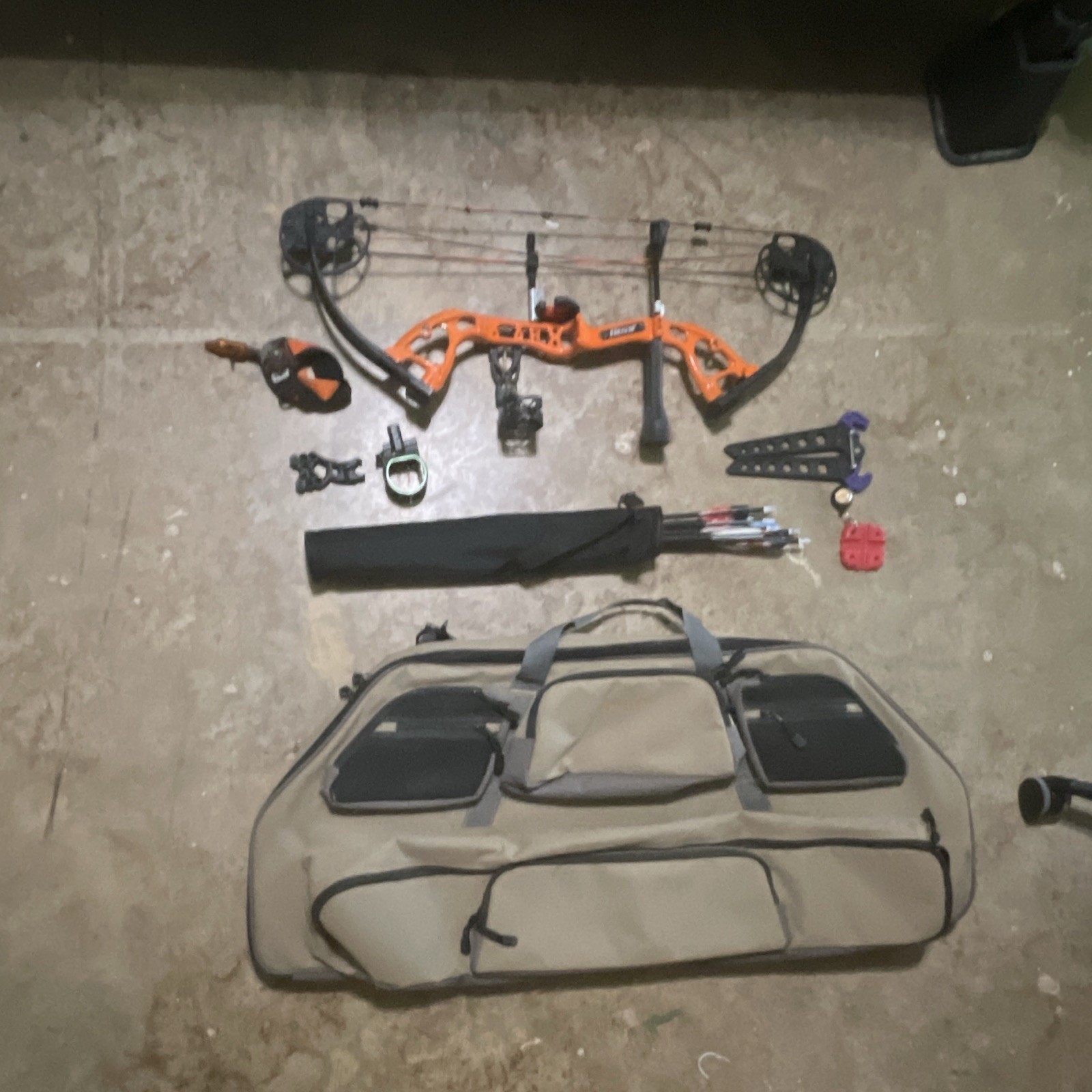 Orange/Black Right-Hand Compound Bow Hunting Package w/ Case, Quiver & Arrows