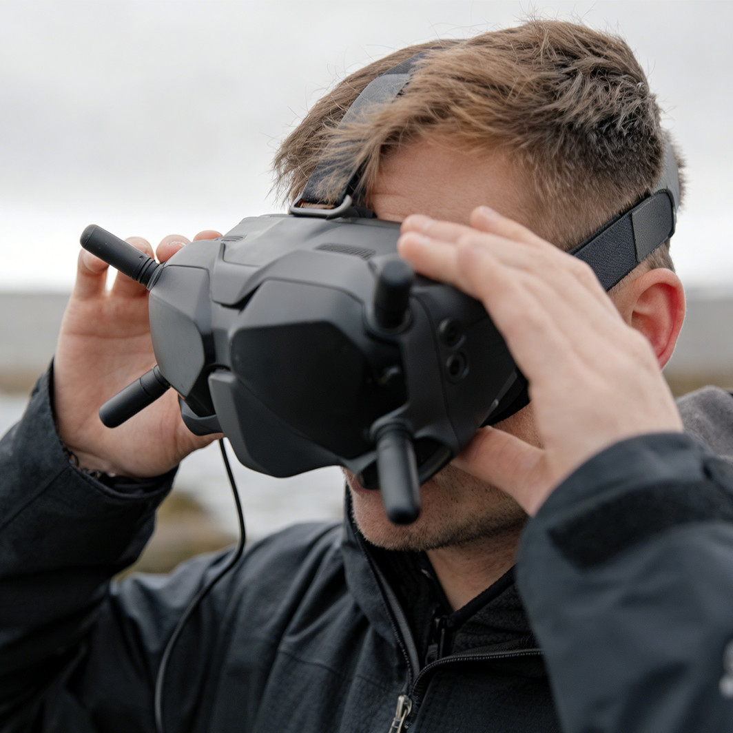 DJI FPV Goggles V2 with Battery – HD Low Latency 110min Flight Time