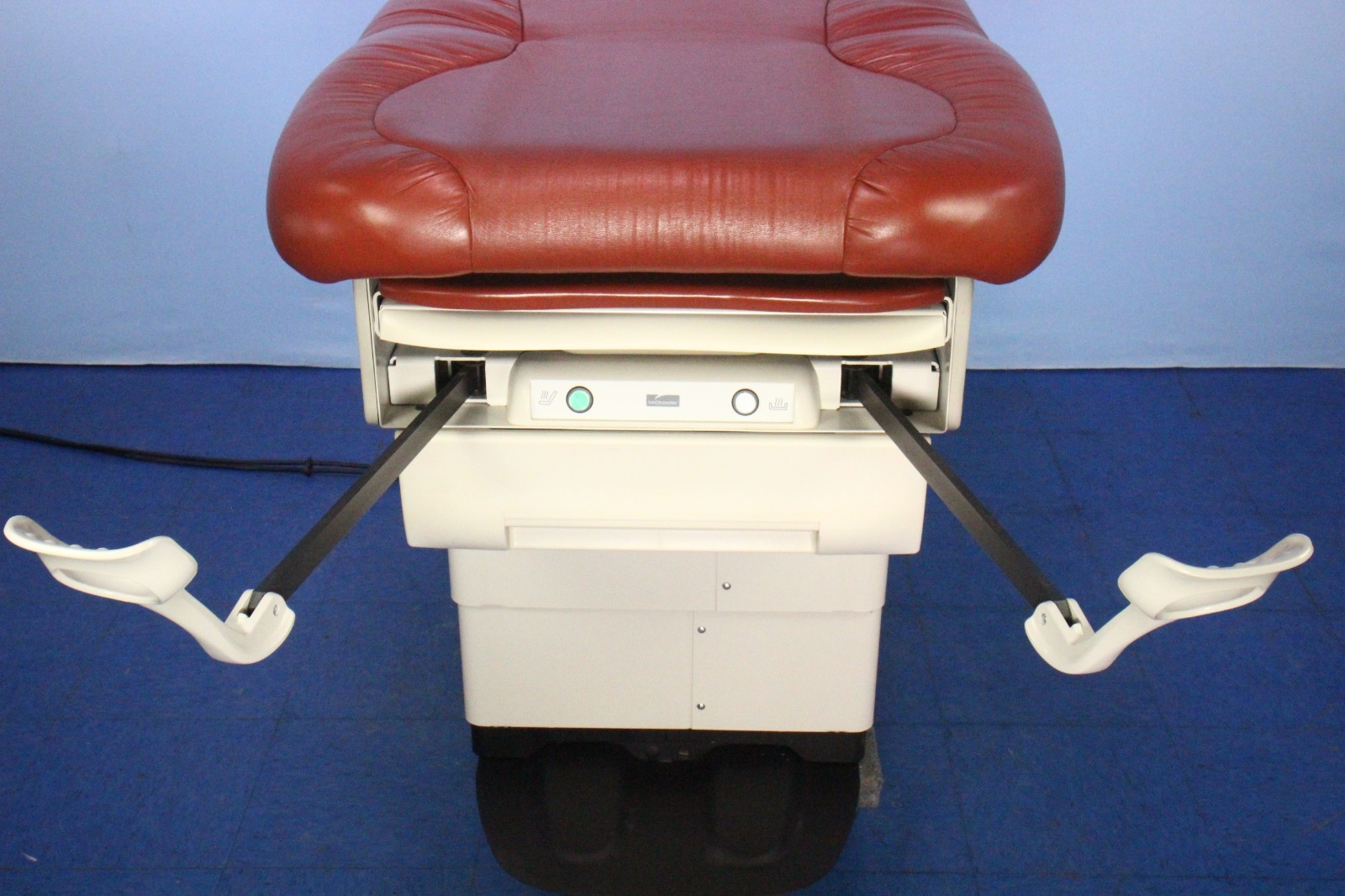 Midmark 623-008 Deluxe Power Exam Table Hi-Low w/ Hand Controller, Foot Control